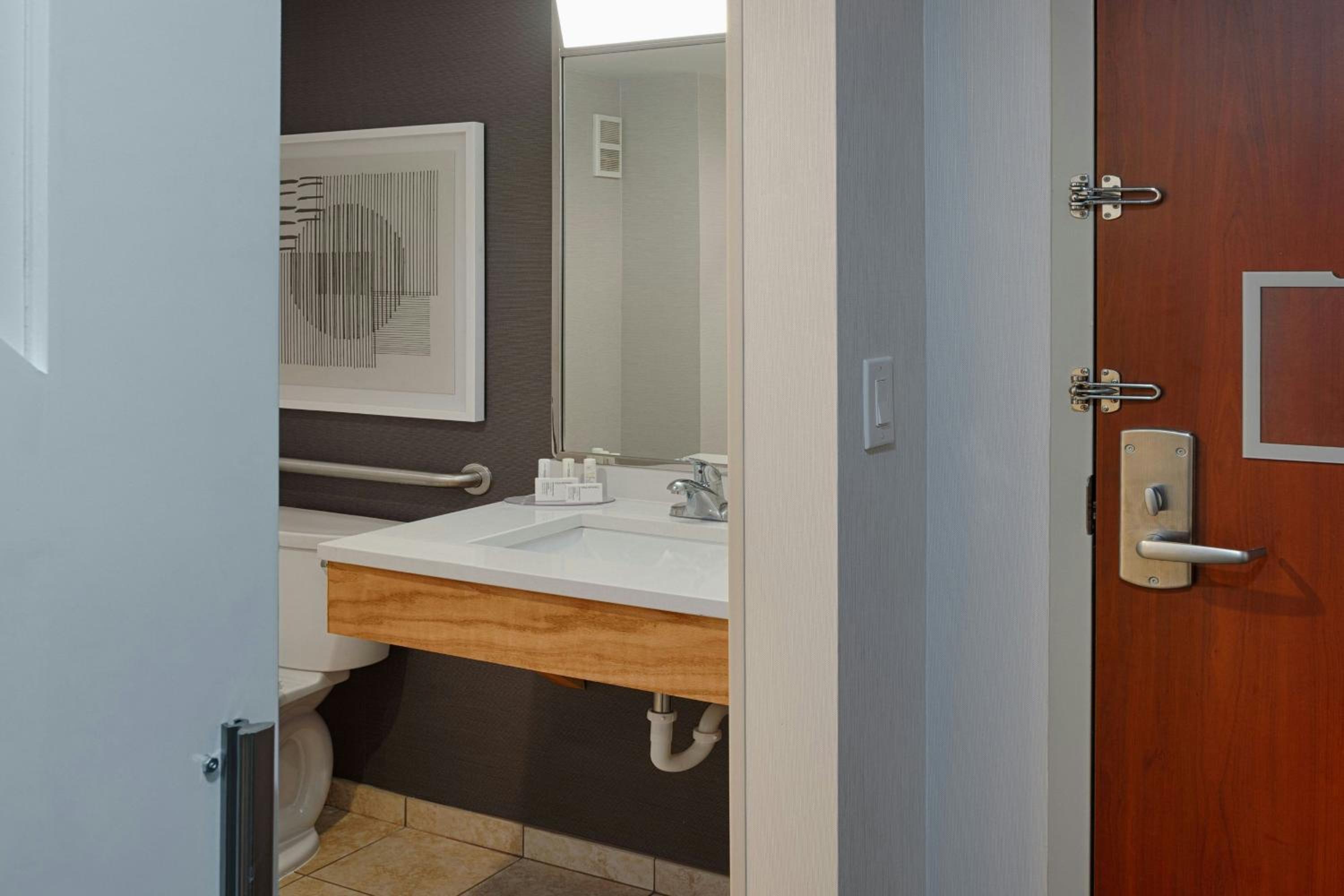 Queen Room with Bathtub - Mobility Access - Photo 3