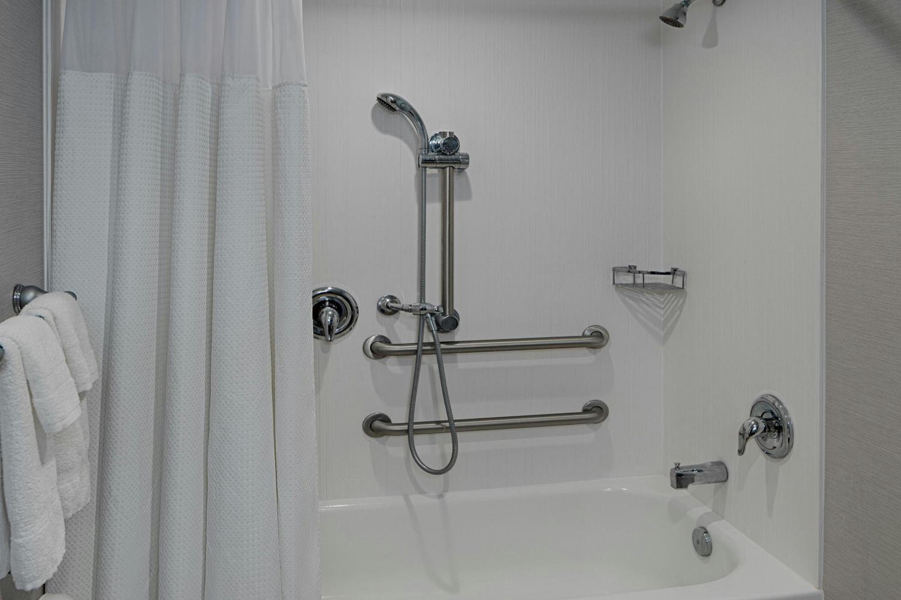 Queen Room with Bathtub - Mobility Access - Photo 4