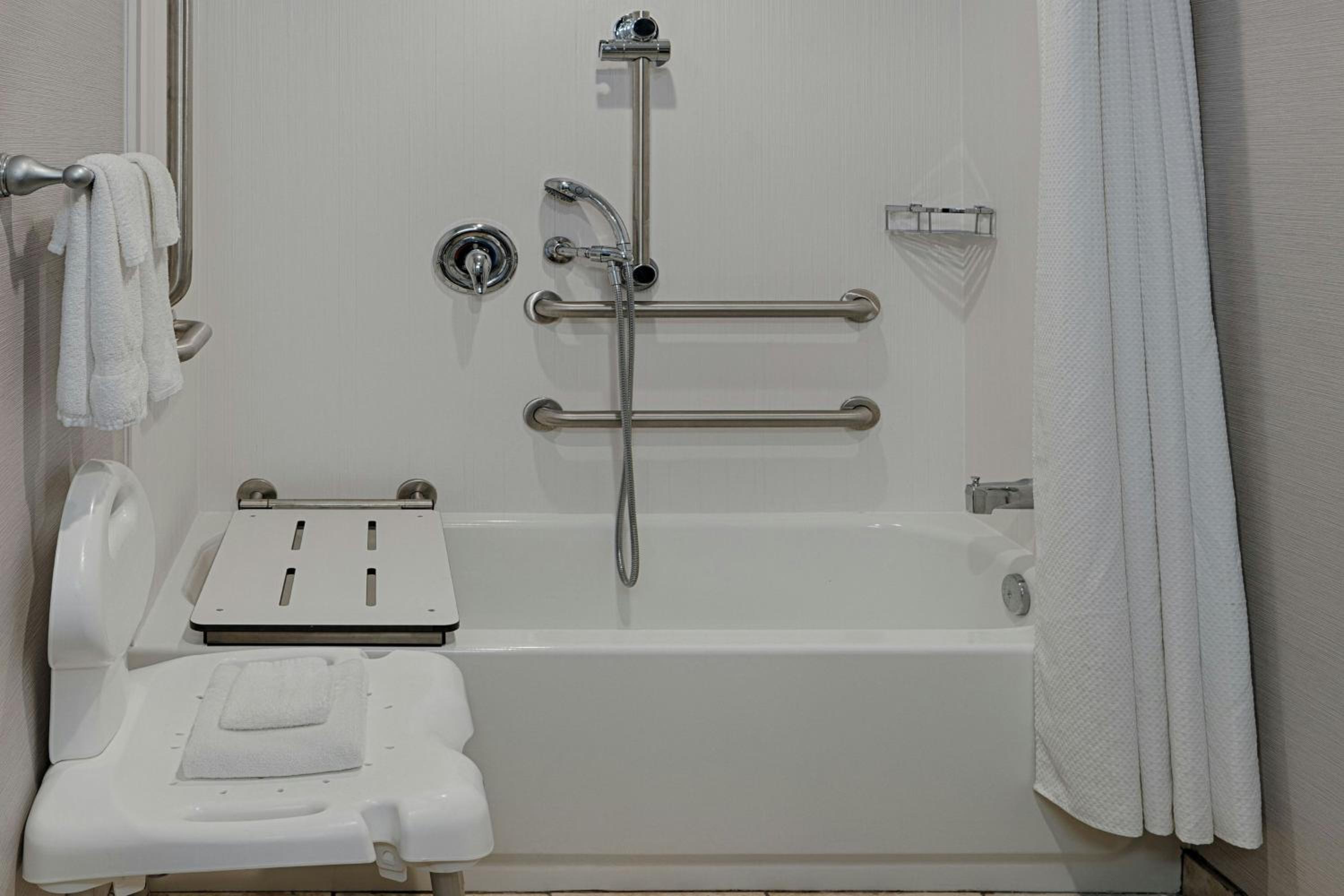 Queen Room with Bathtub - Mobility Access - Photo 5