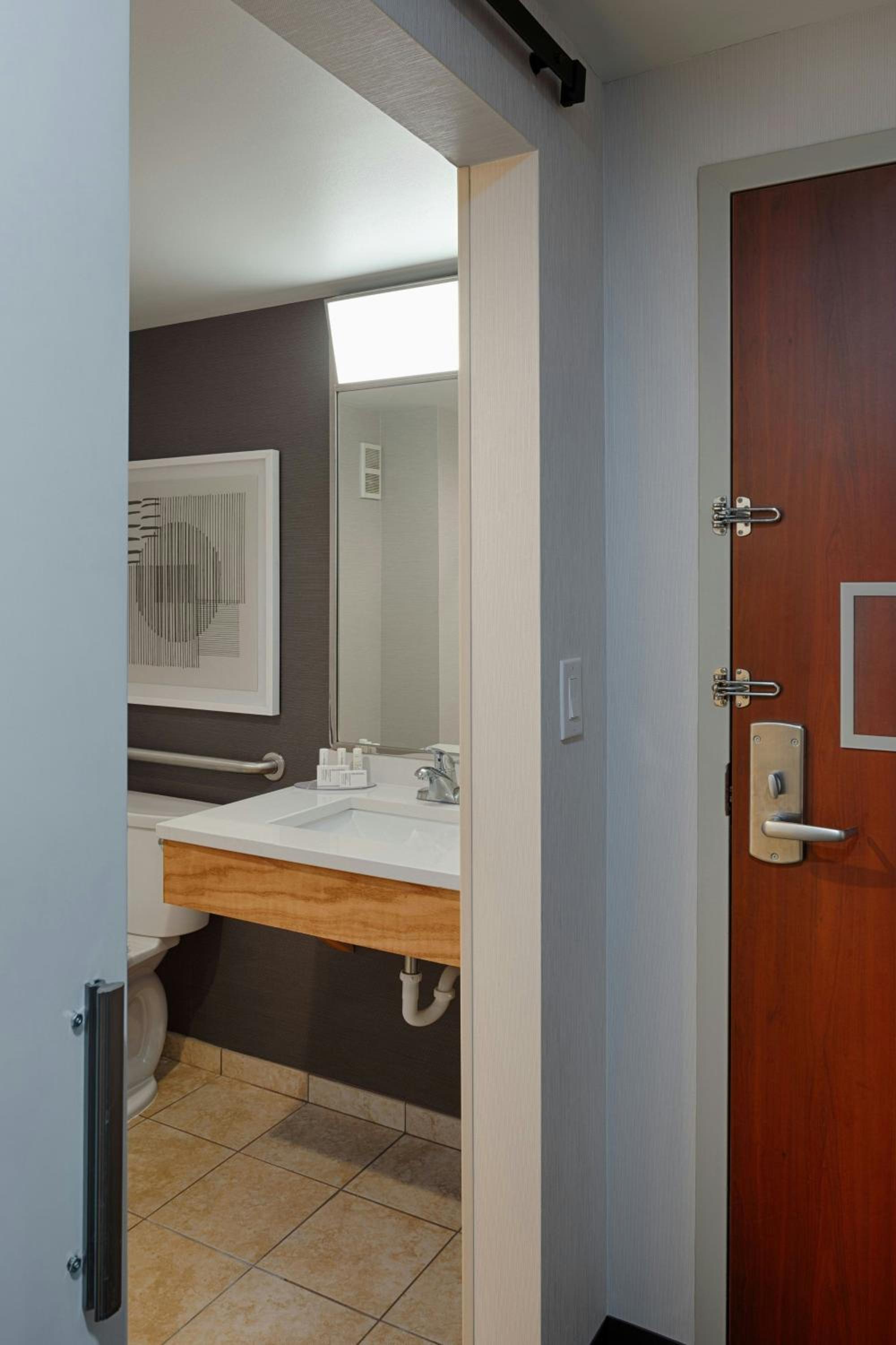 Queen Room with Bathtub - Mobility Access - Photo 7