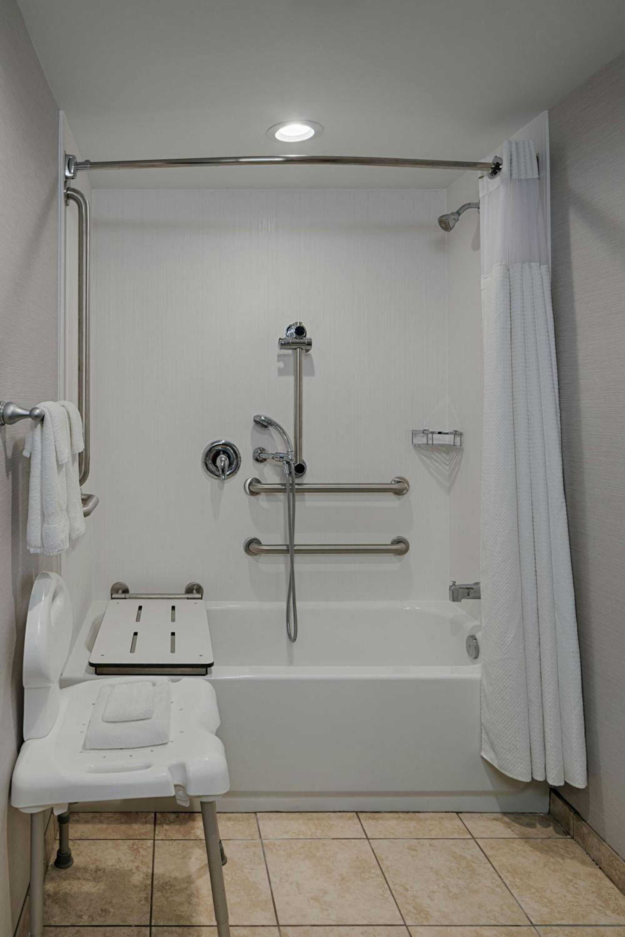 Queen Room with Bathtub - Mobility Access - Photo 9