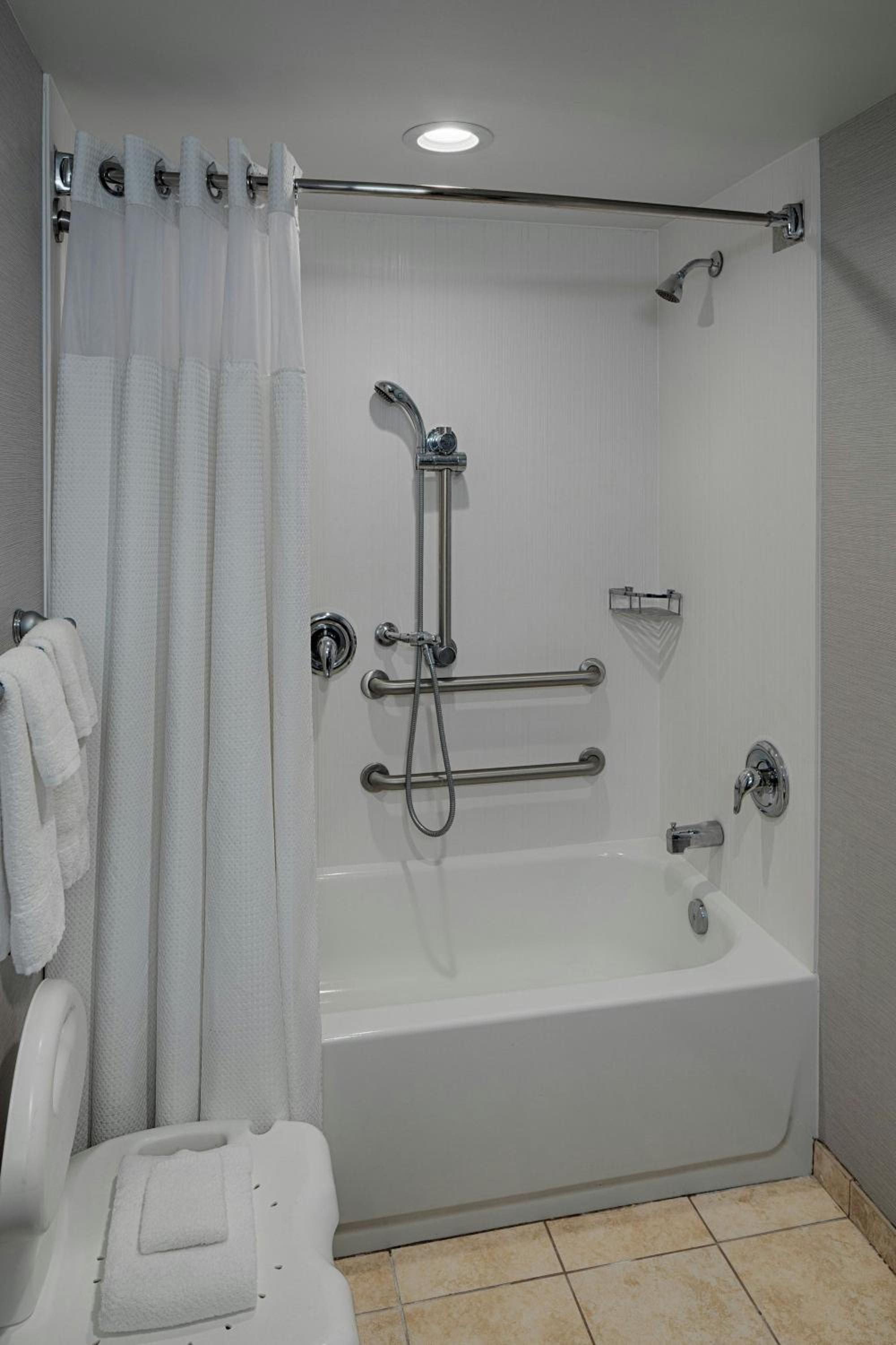 Queen Room with Bathtub - Mobility Access - Photo 8