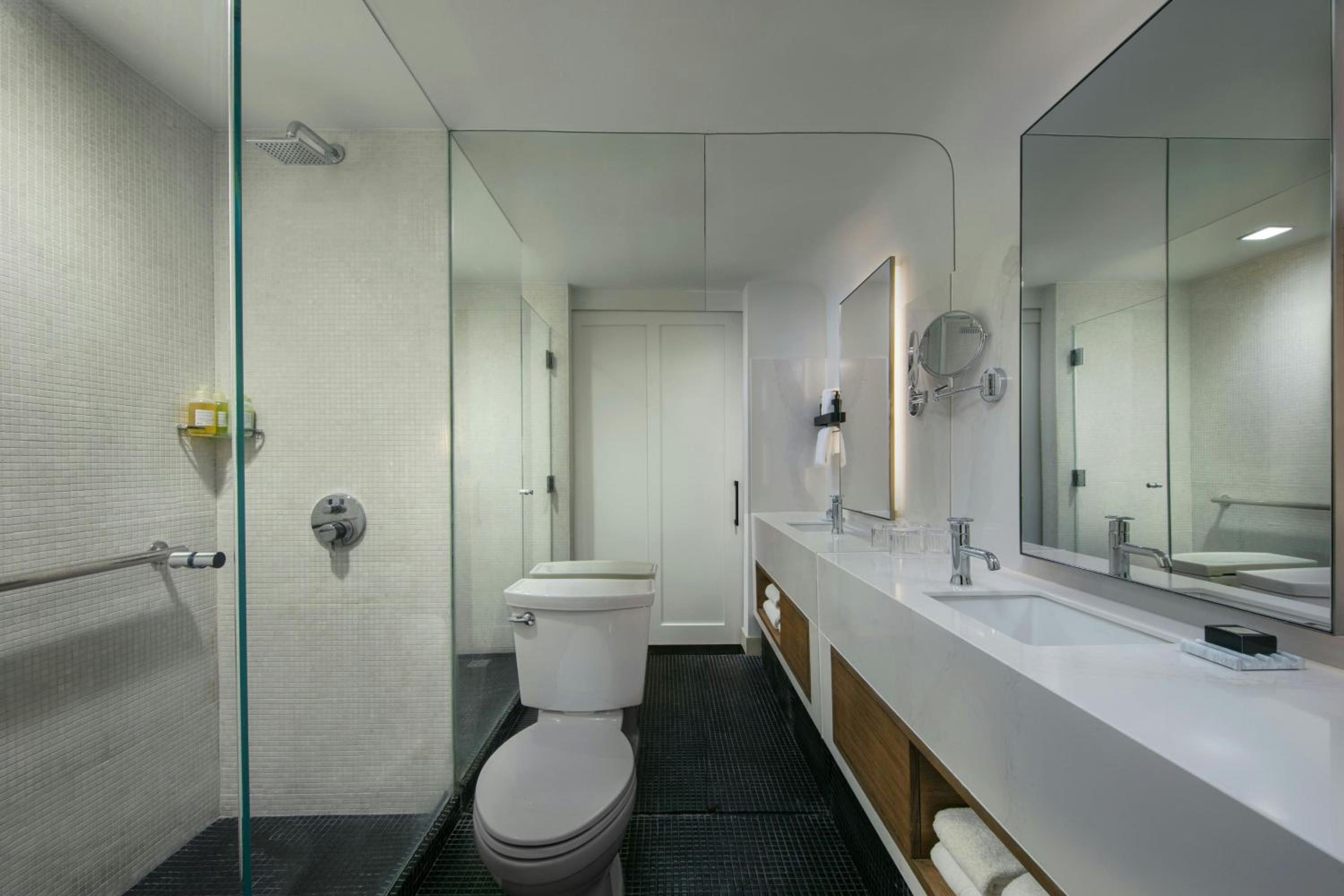 One-Bedroom Studio King Suite - Photo 3