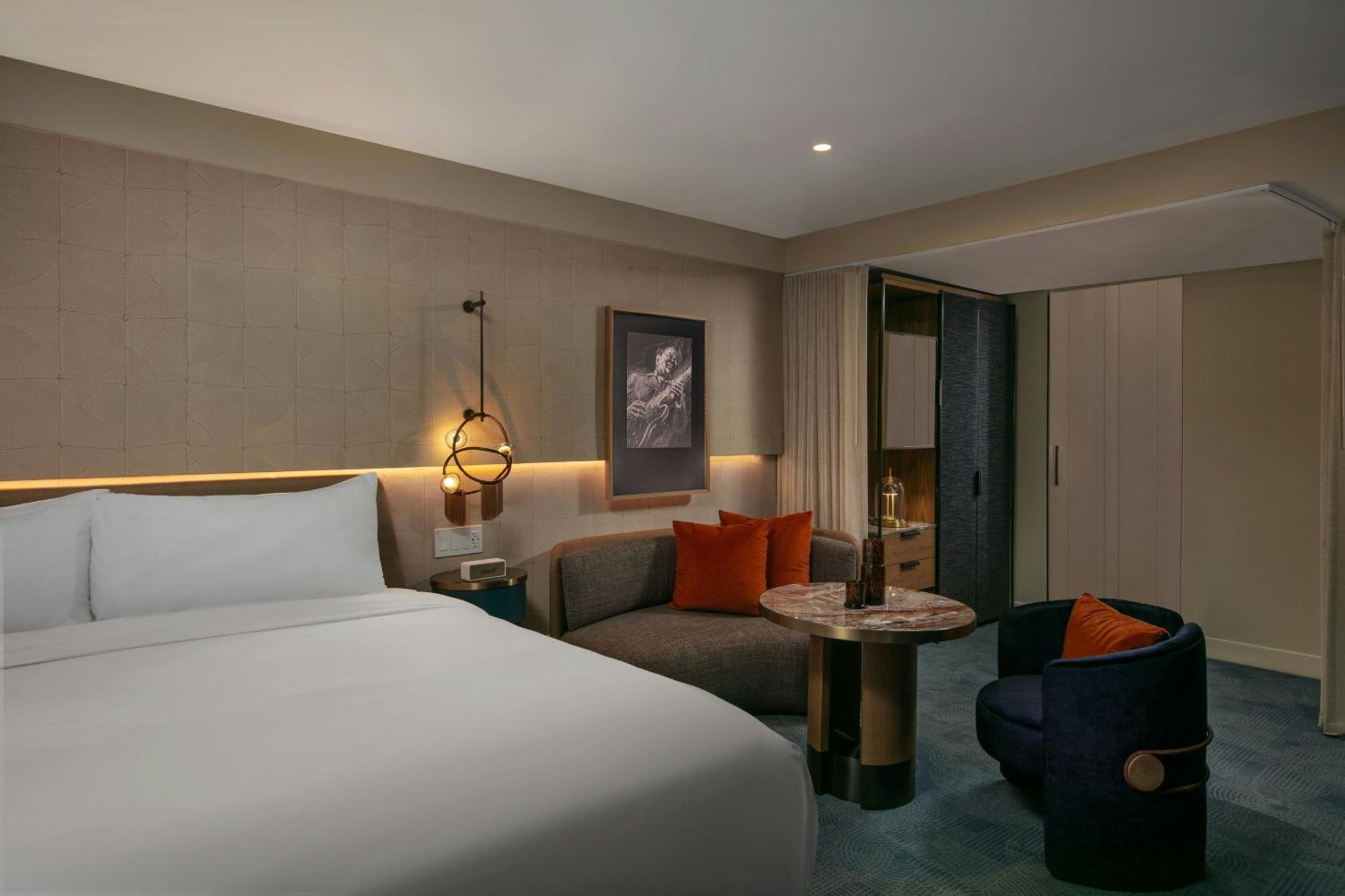 King Room with Balcony - Photo 2