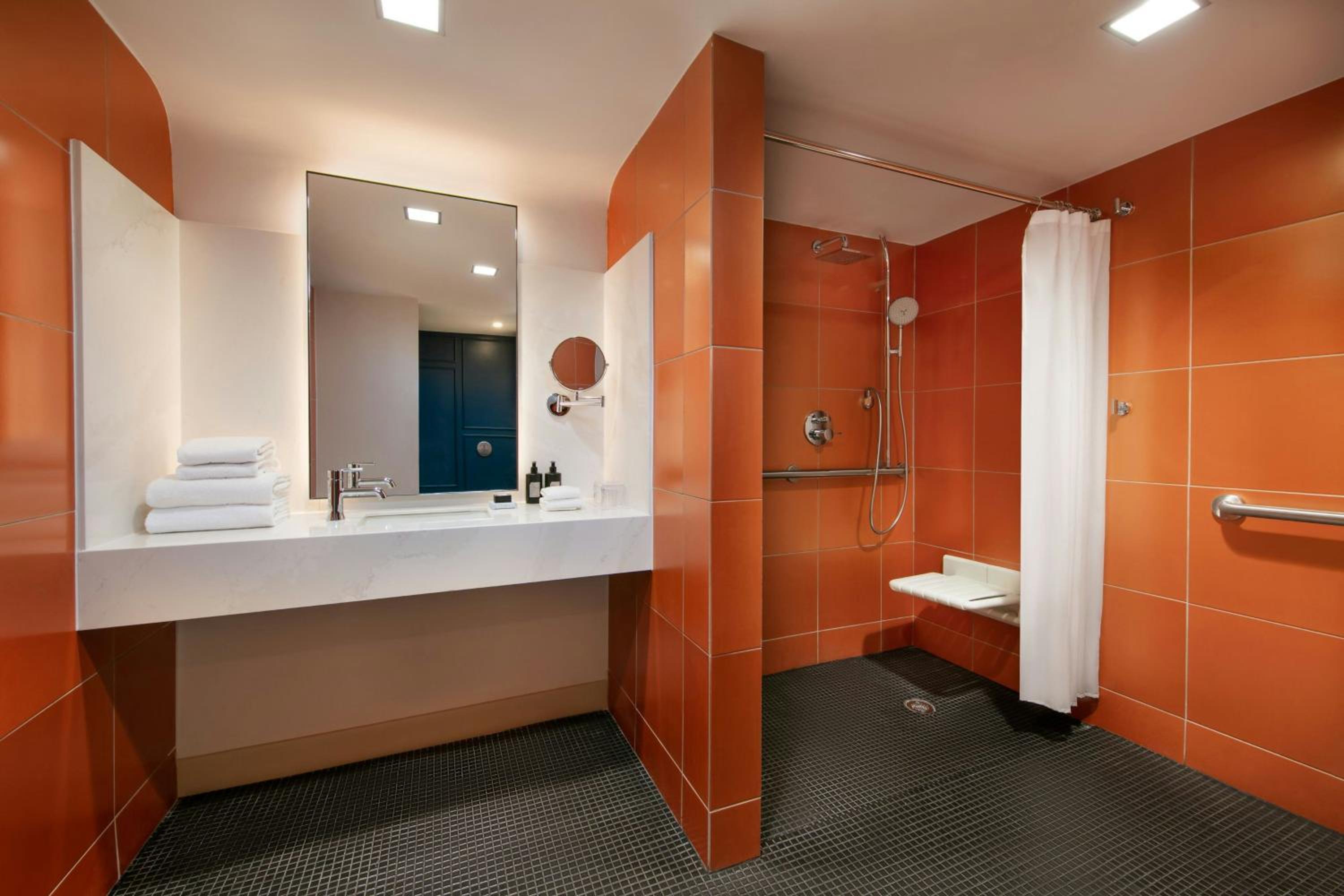 King Room with Balcony - Photo 10