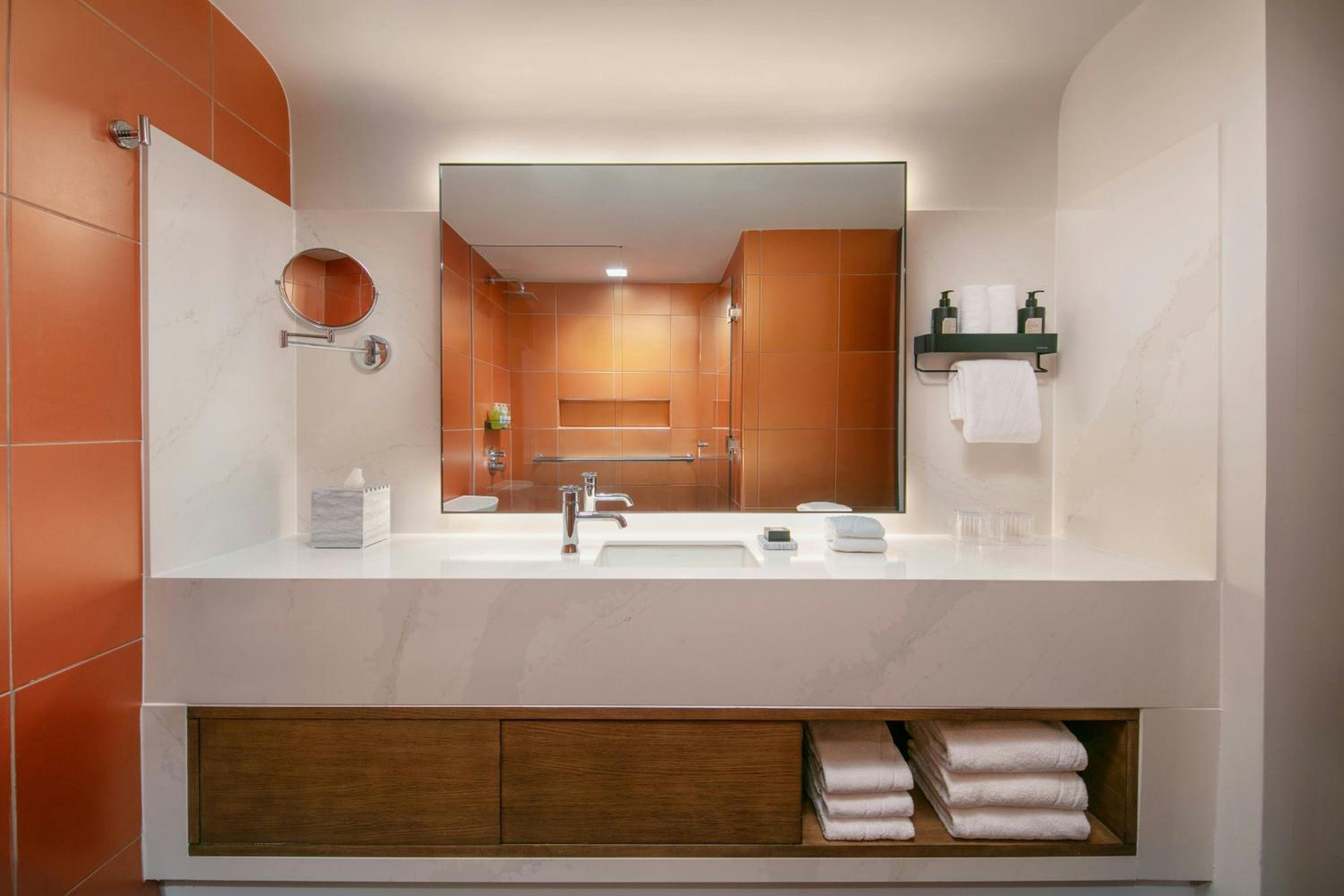 King Room with Balcony - Photo 9