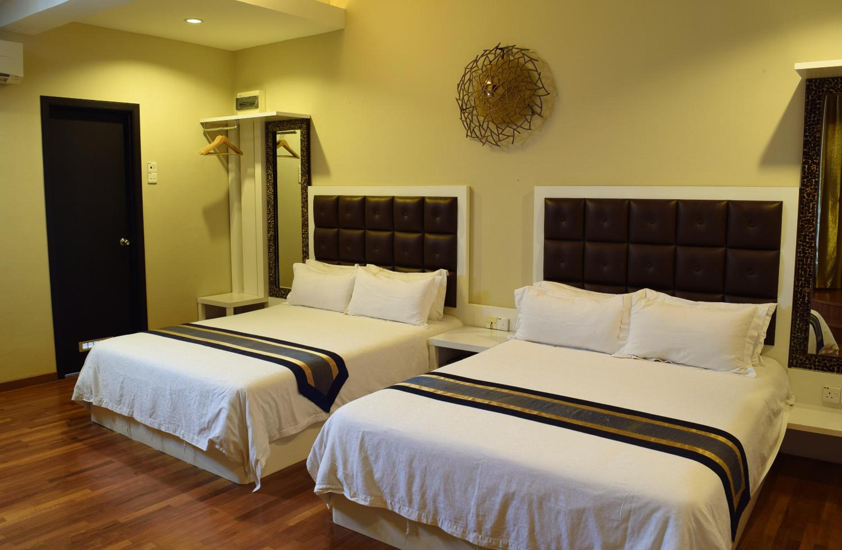 Grand Deluxe Family Room photo 2