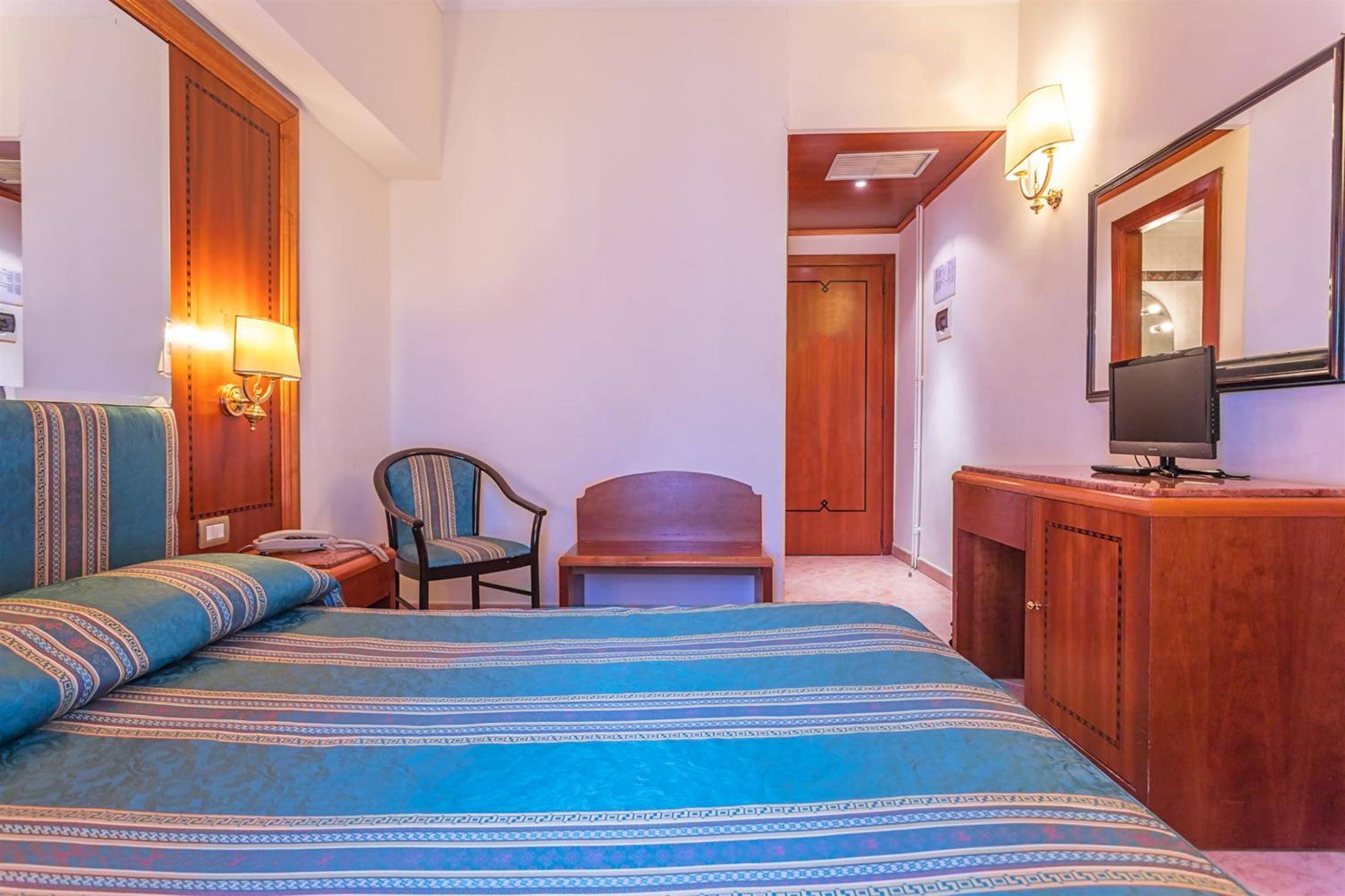 Standard Double or Twin Room thumbnail 6