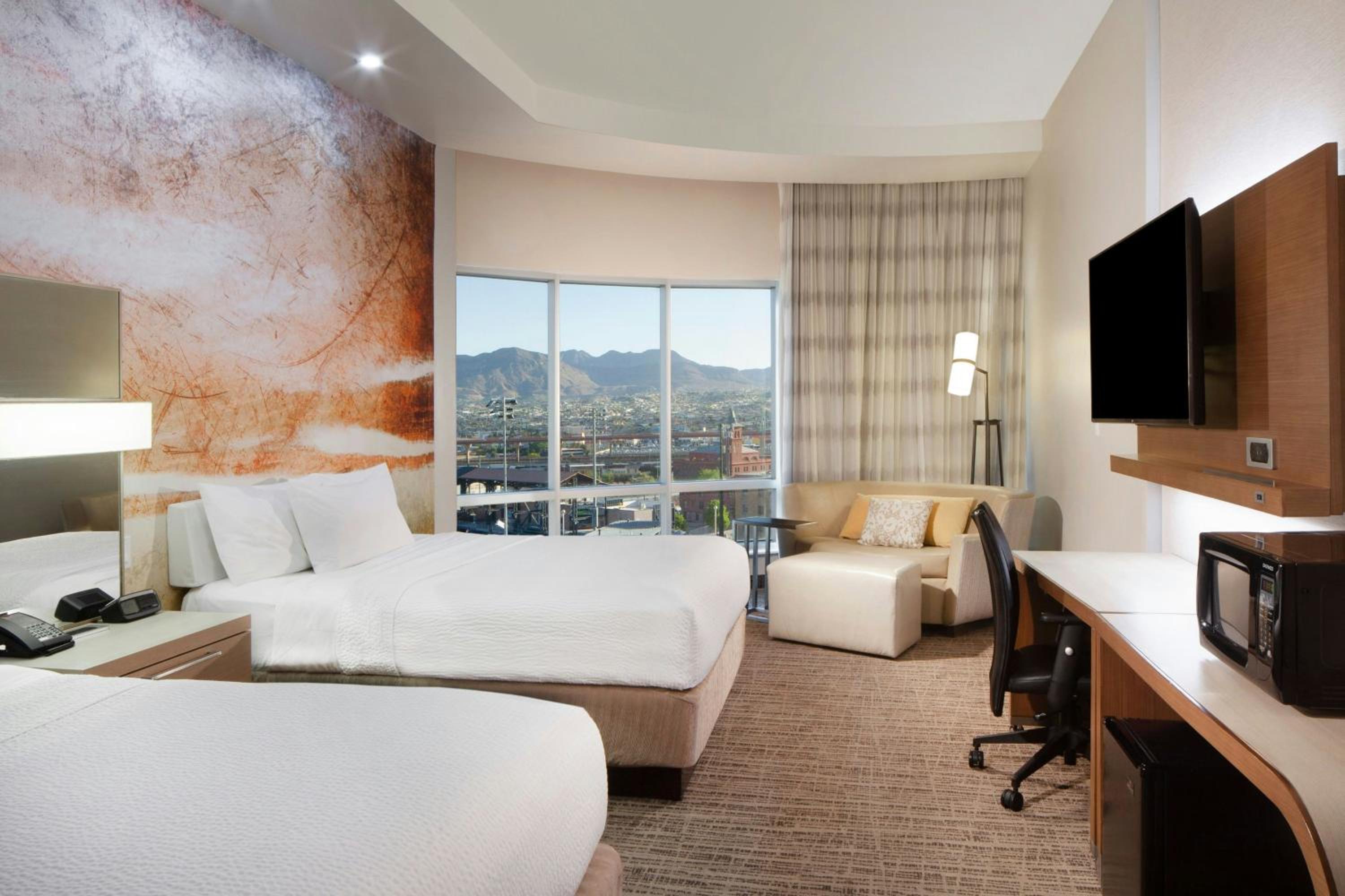 Queen Room with Two Queen Beds and Stadium View photo 2