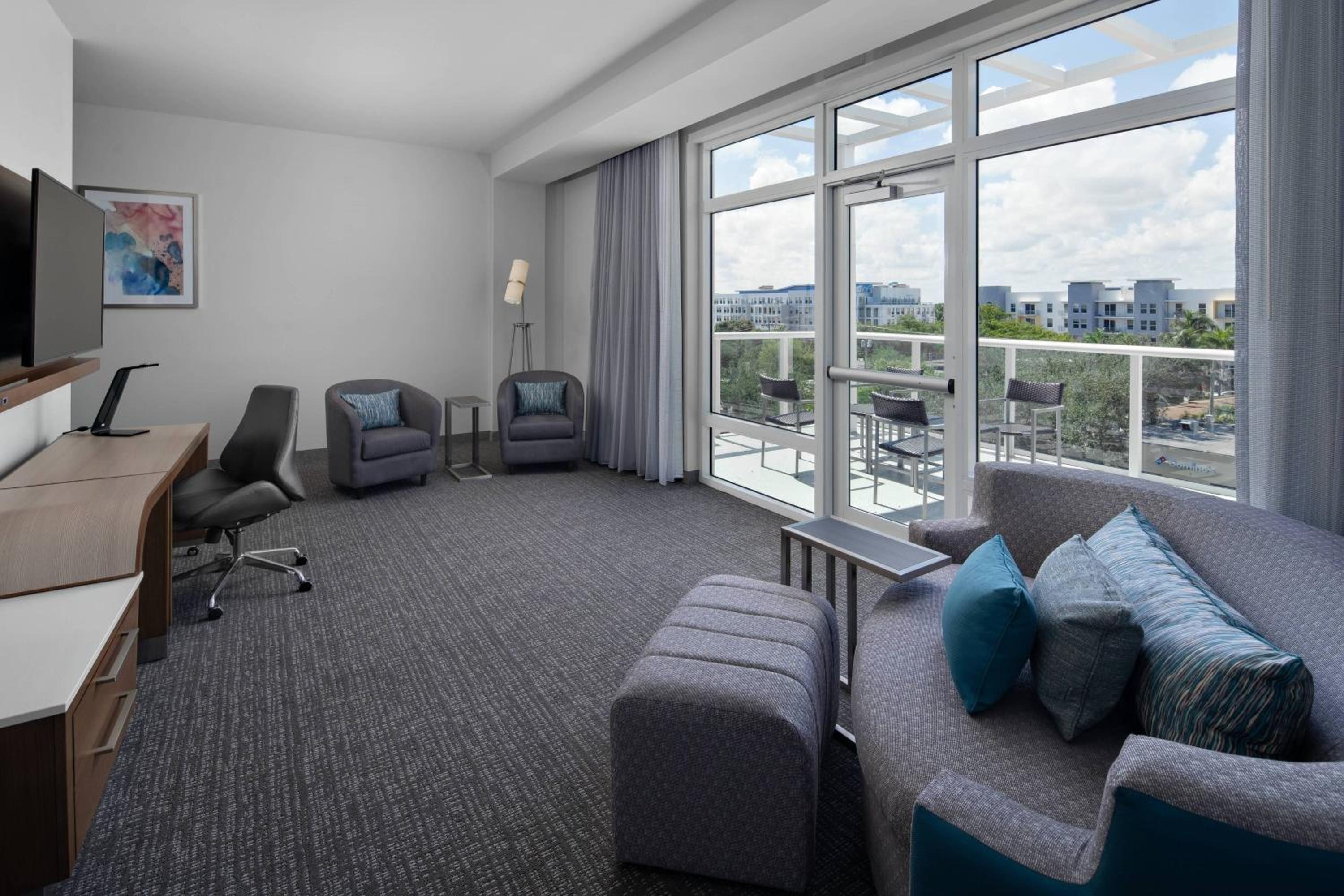 Queen Suite with Two Queen Beds, Balcony and Sofa Bed - Photo 2