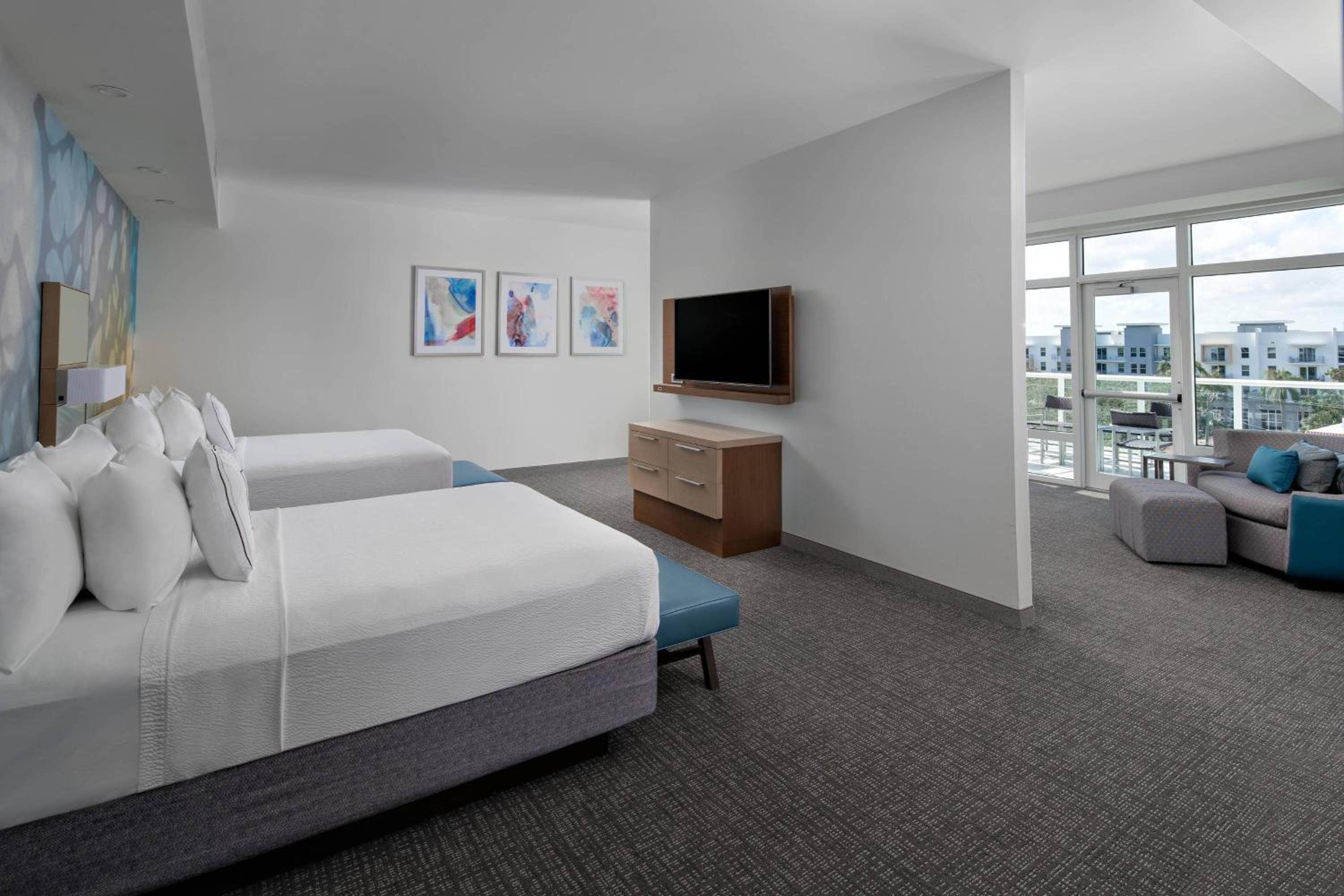 Queen Suite with Two Queen Beds, Balcony and Sofa Bed - Photo 3