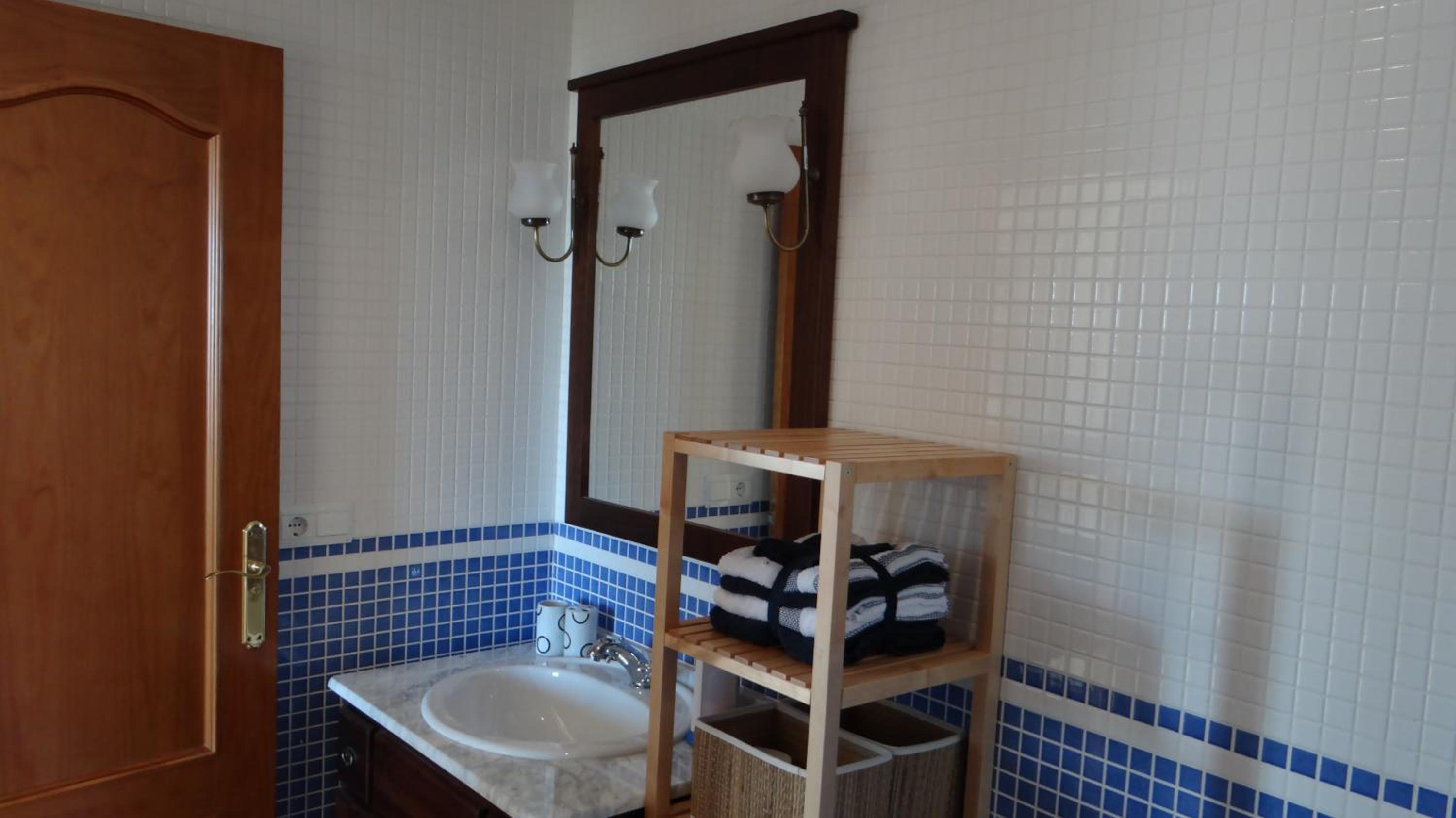 Two-Bedroom Apartment with Pool View photo 2