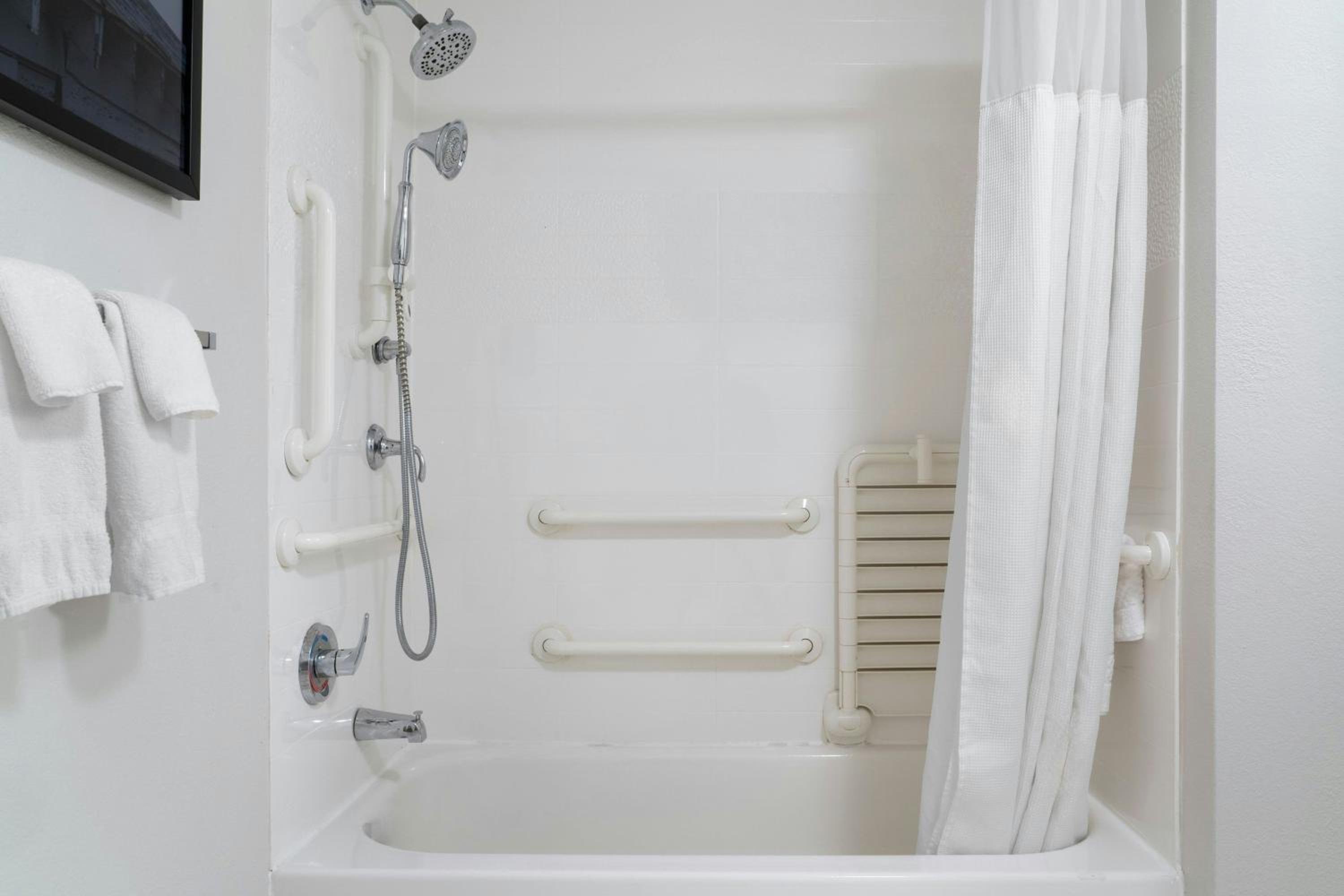 Queen Room with Two Queen Beds - Hearing Accessible - Photo 8