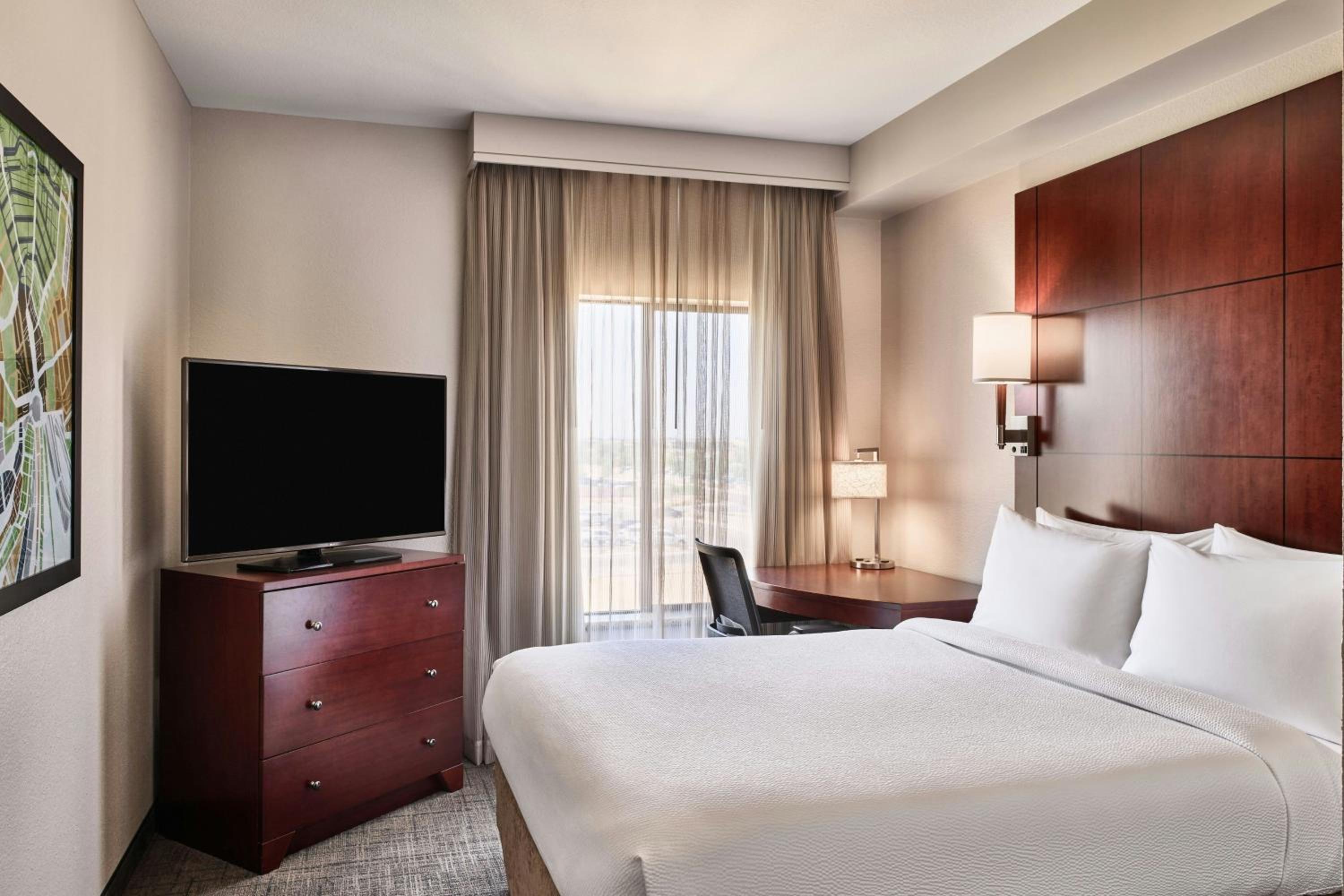 Two-Bedroom Suite with Roll-in Shower - Mobility and Hearing Accessible photo 3