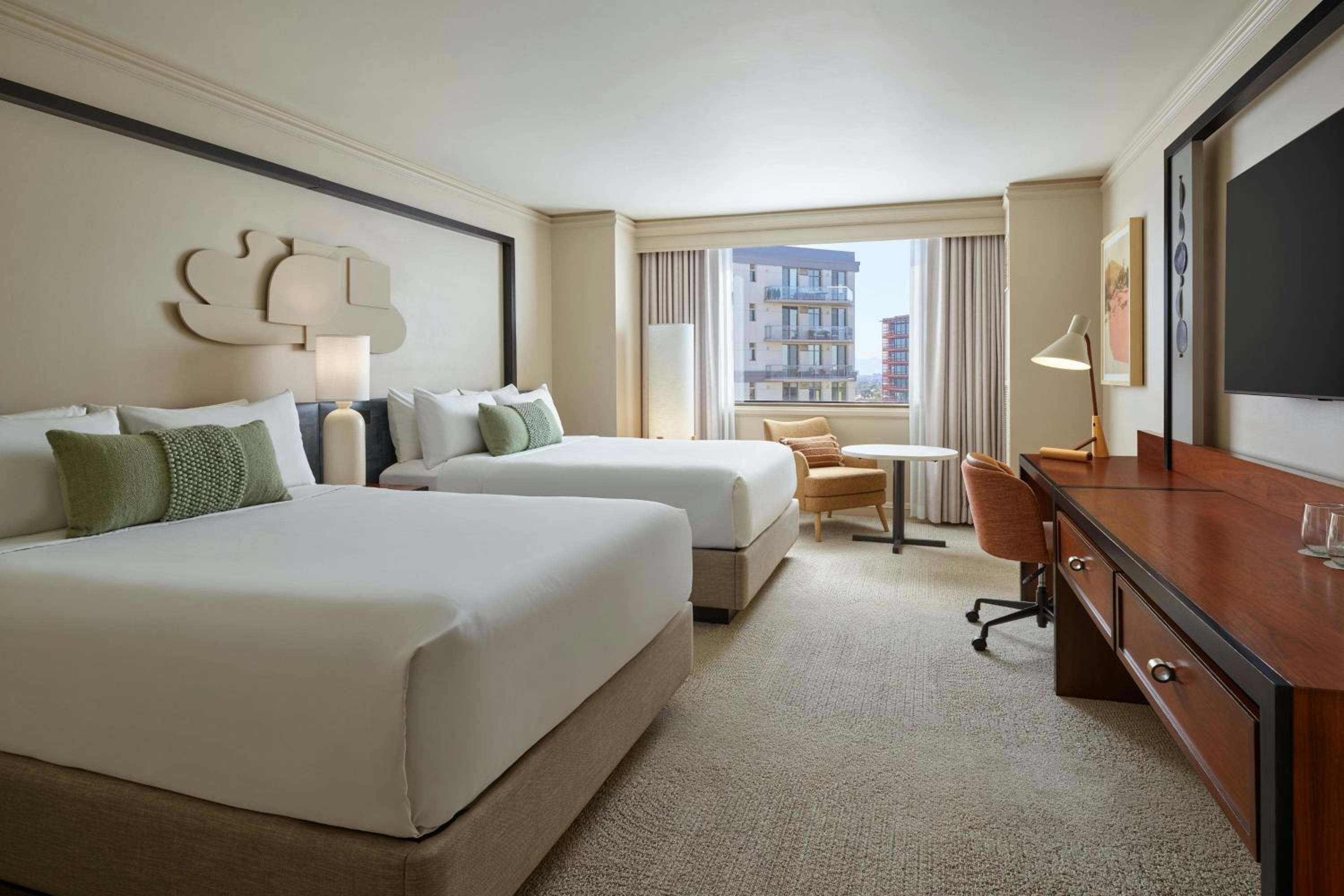 Luxe Queen Room - Mobility Accessible with Tub photo 1