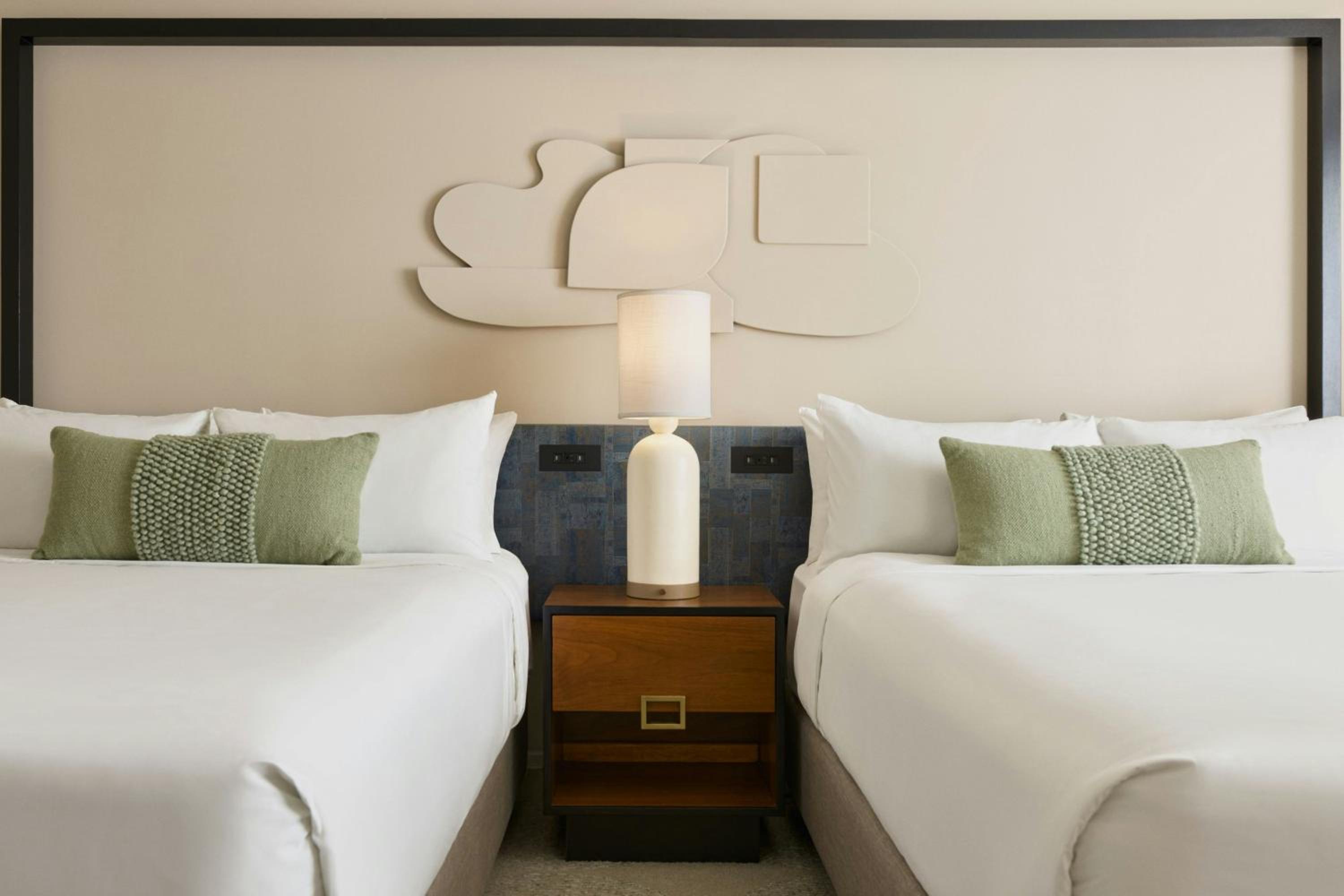 Luxe Queen Room - Mobility Accessible with Tub photo 2