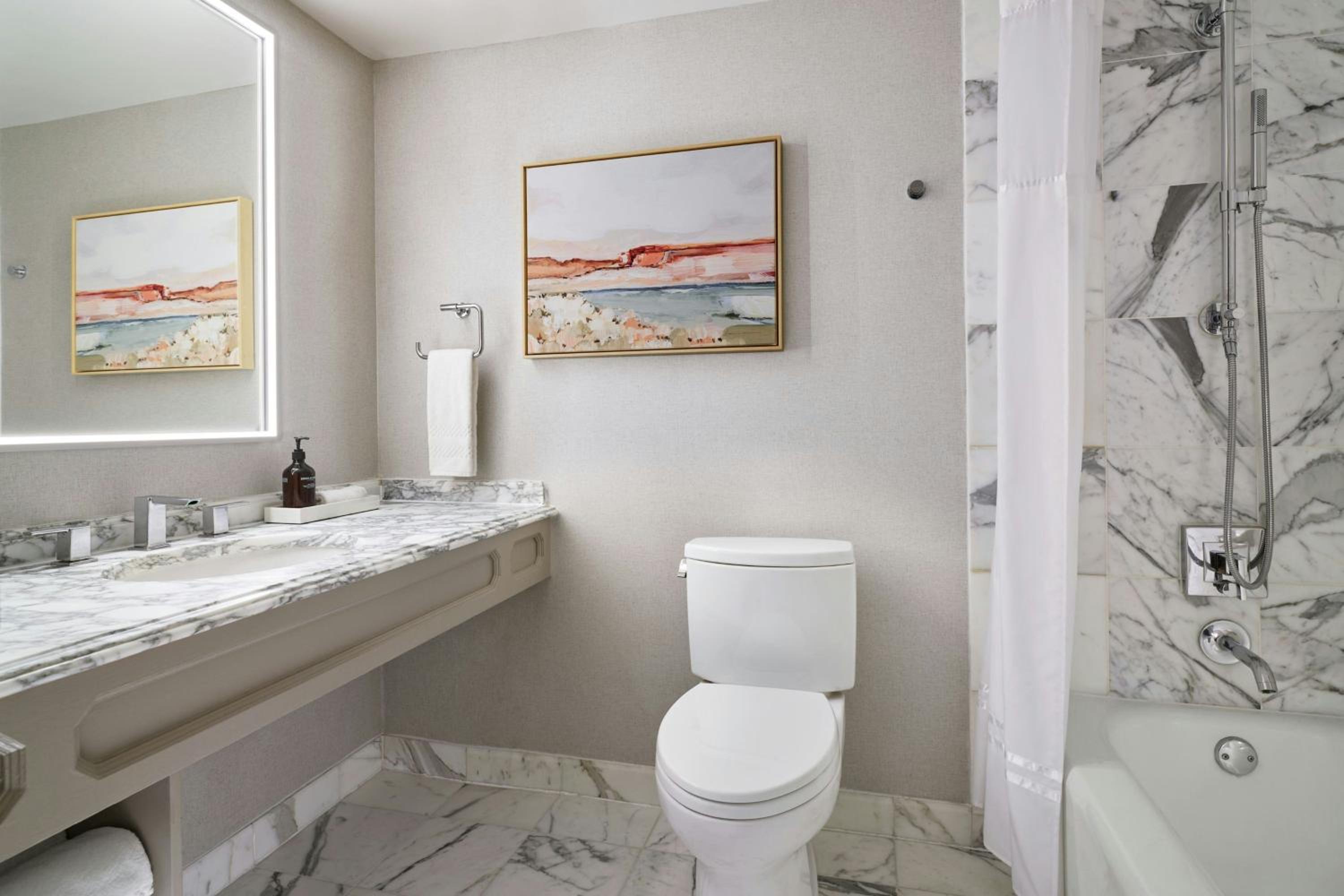 City Lights King Room with City View - High Floor/Hearing Accessible - Photo 4