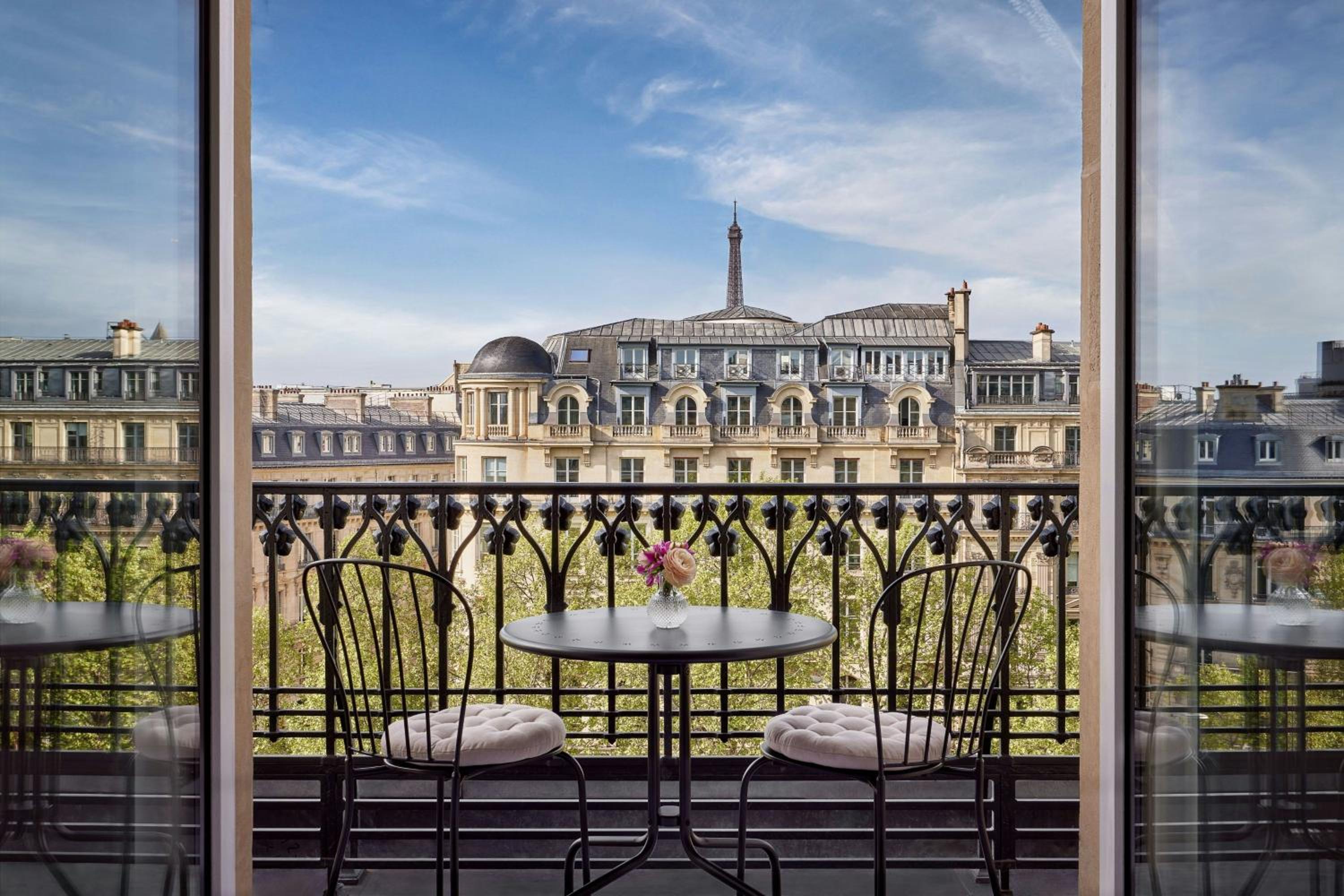 Eiffel Tower Presidential Suite thumbnail 5