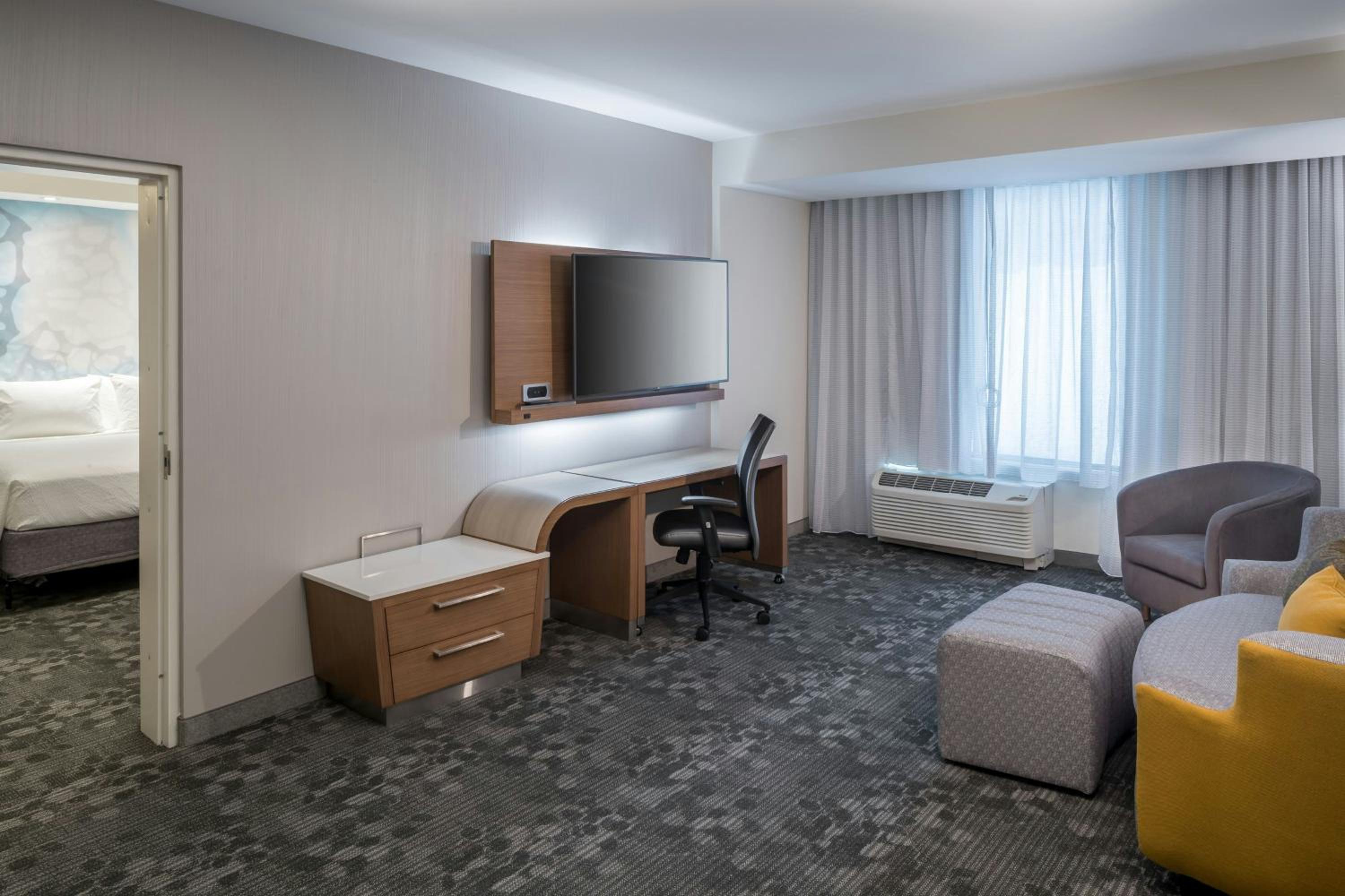 King Suite with Balcony - Communication Assistance