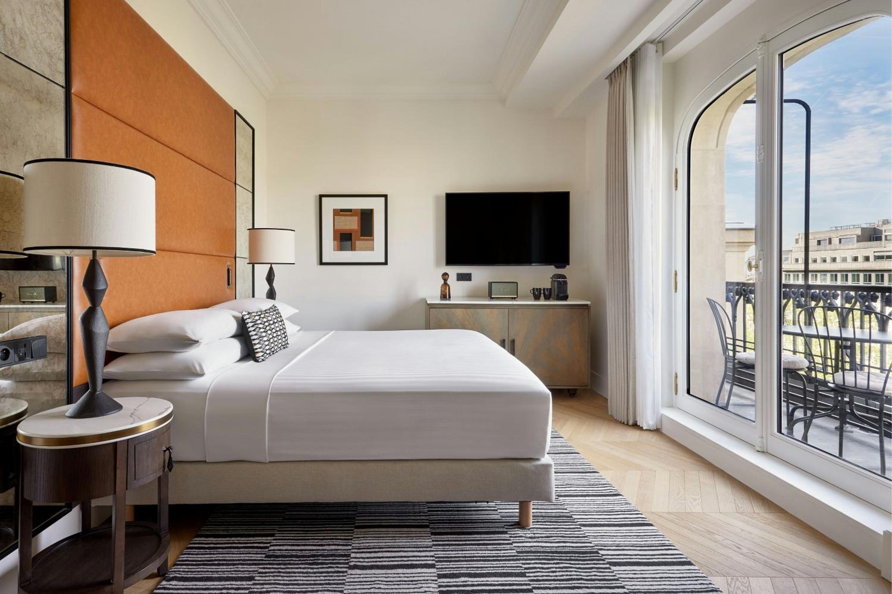 Eiffel Tower Presidential Suite thumbnail 6