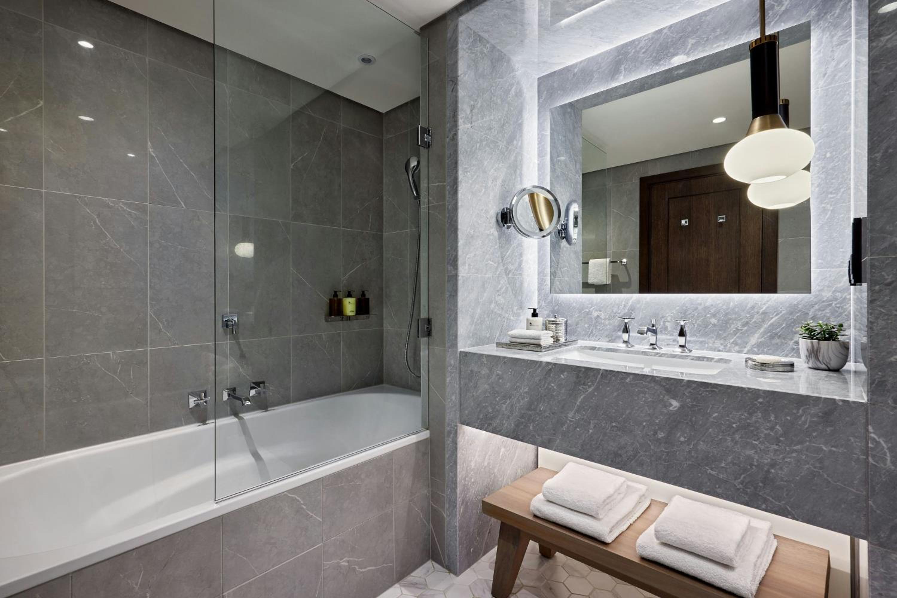 Grand Atrium Suite thumbnail 6