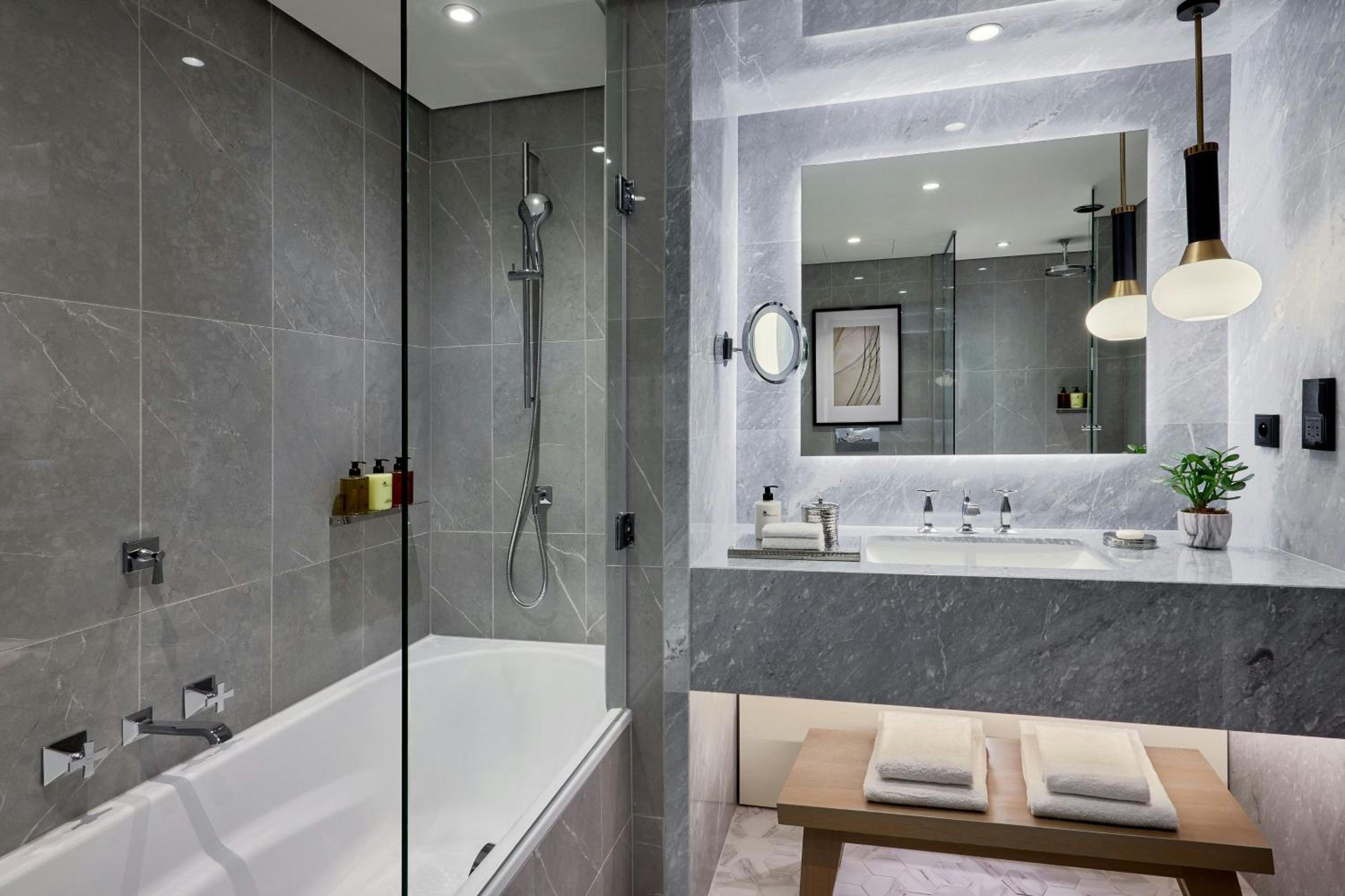 Champs Elysées Signature Suite