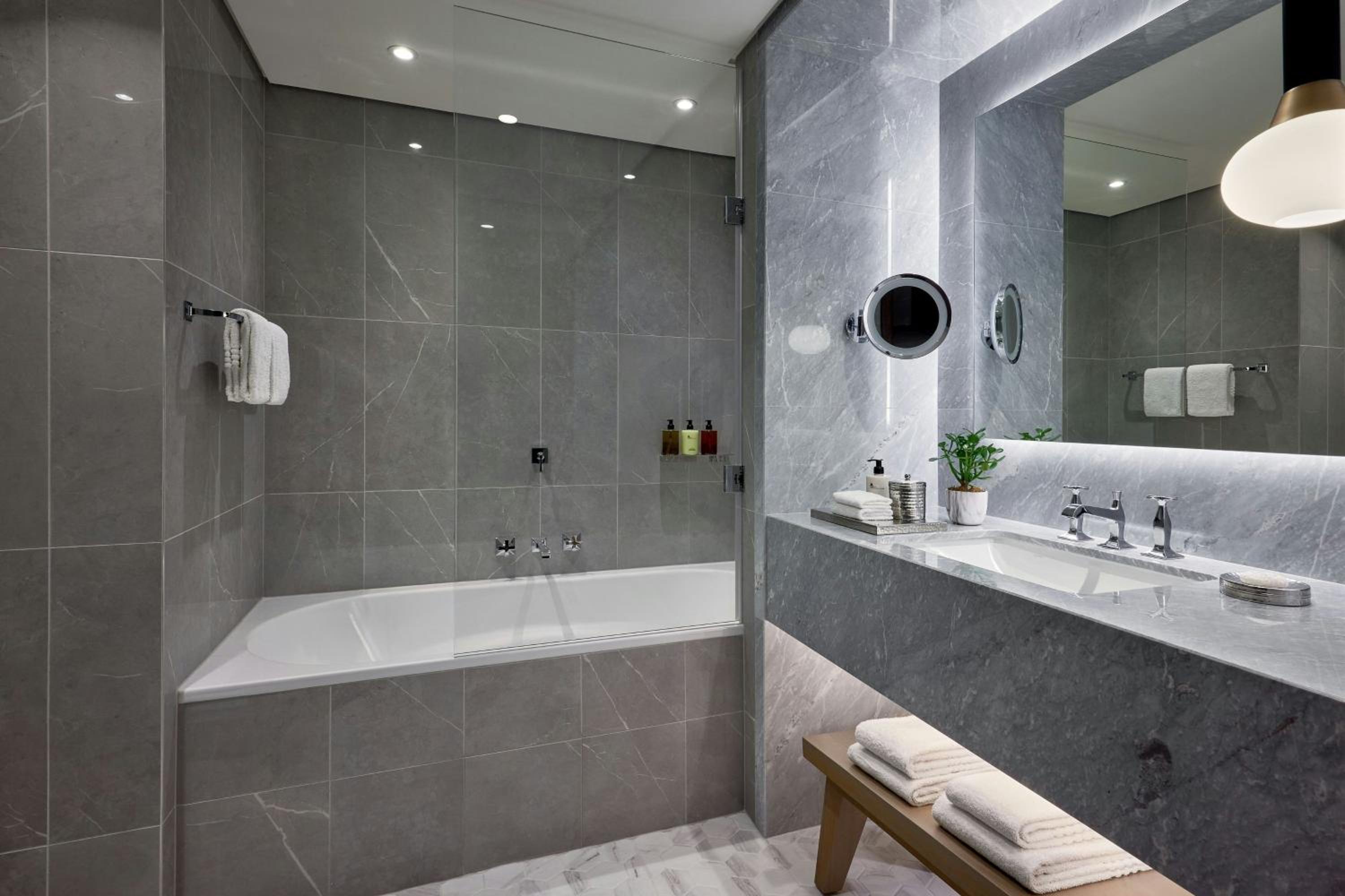 Champs Elysées Signature Suite thumbnail 5