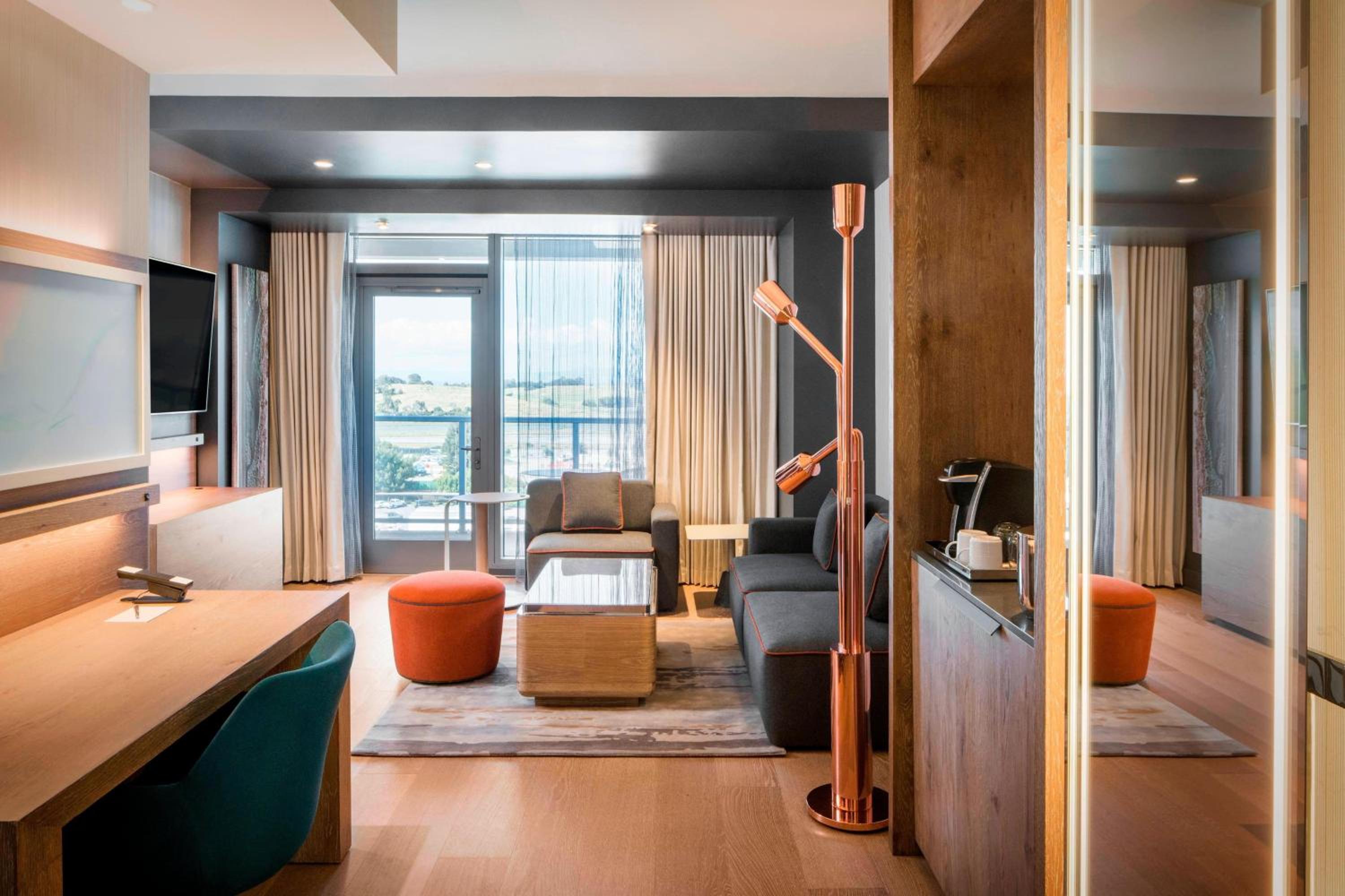 1 Bedroom Suite, 1 King, Partial bay view, Balcony (Mobility Accessible w/ Roll-in Shower)