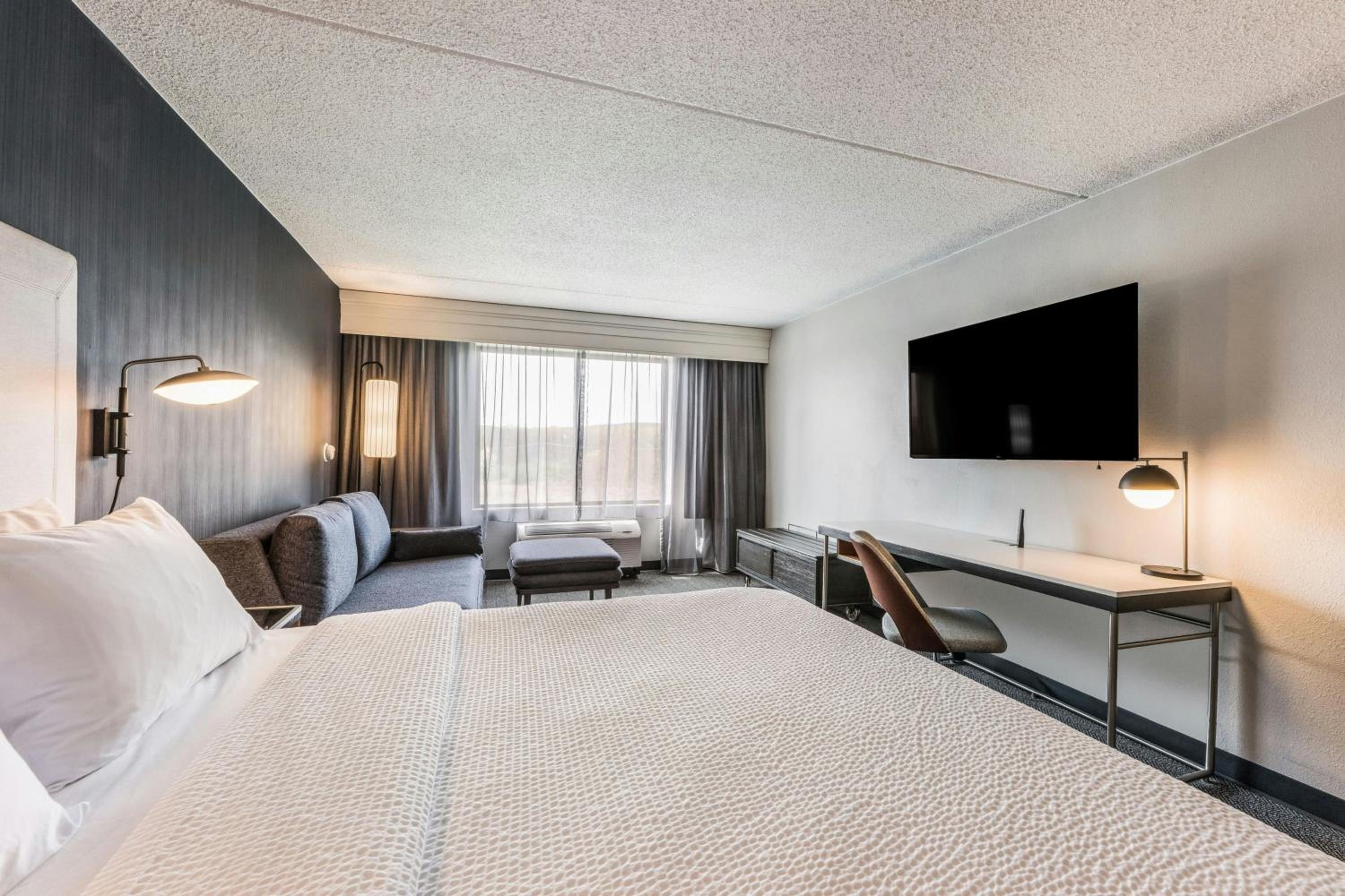 King Room with Sofa Bed - Photo 3