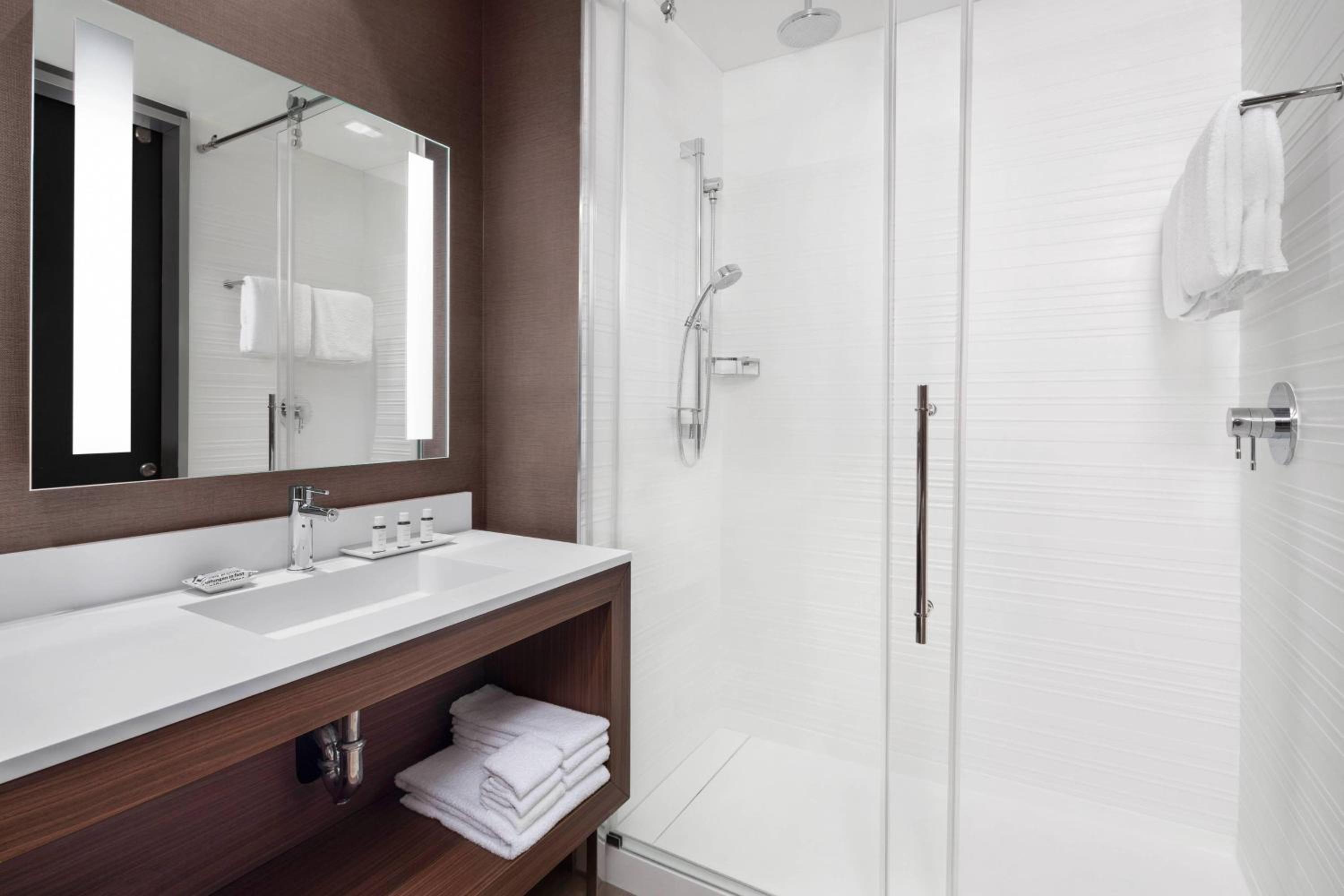 Two-Bedroom Suite with One King Bed and Two Queen Beds - Mobility Access/Hearing Accessible photo 2