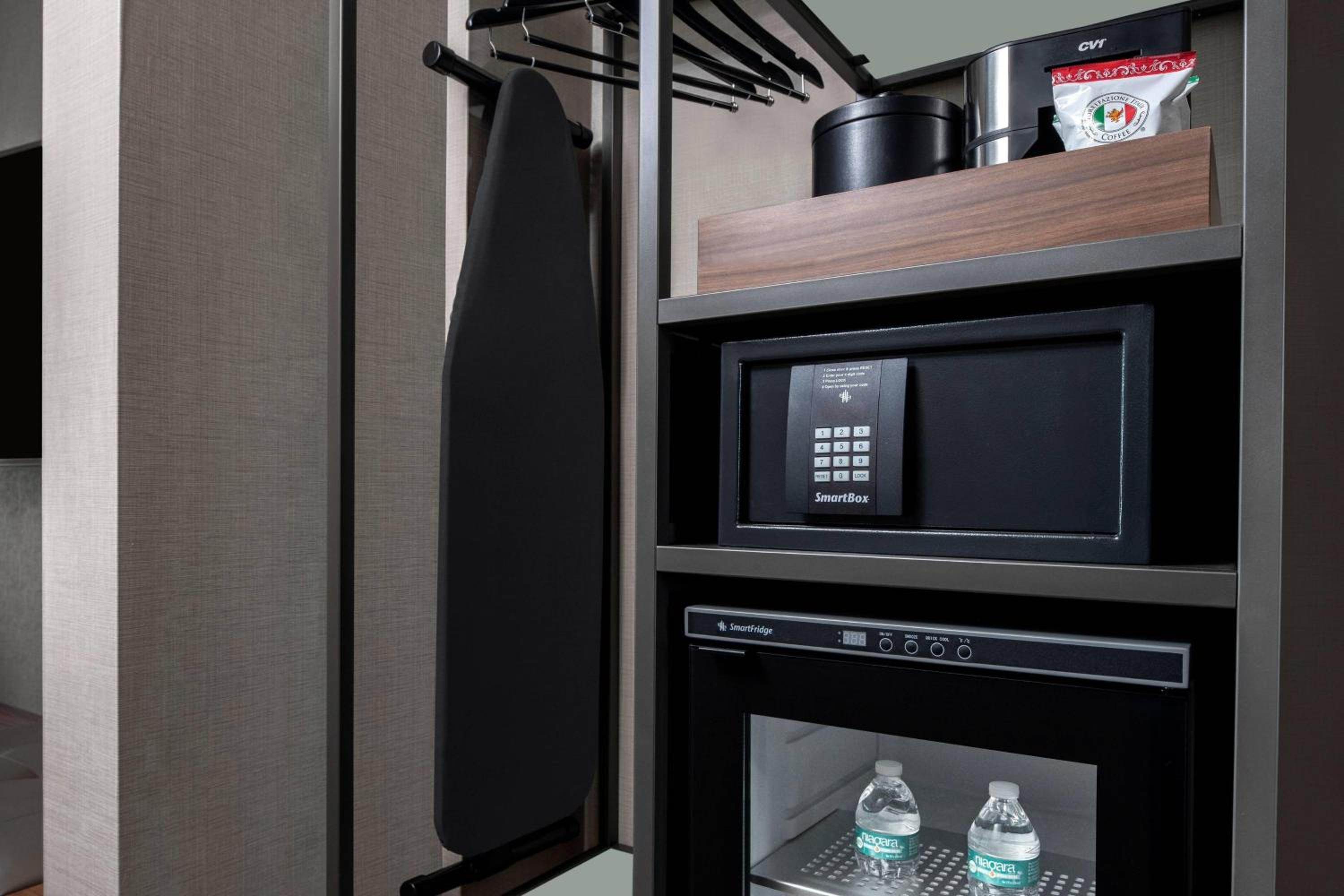 Two-Bedroom Suite with One King Bed and Two Queen Beds - Mobility Access/Hearing Accessible photo 1