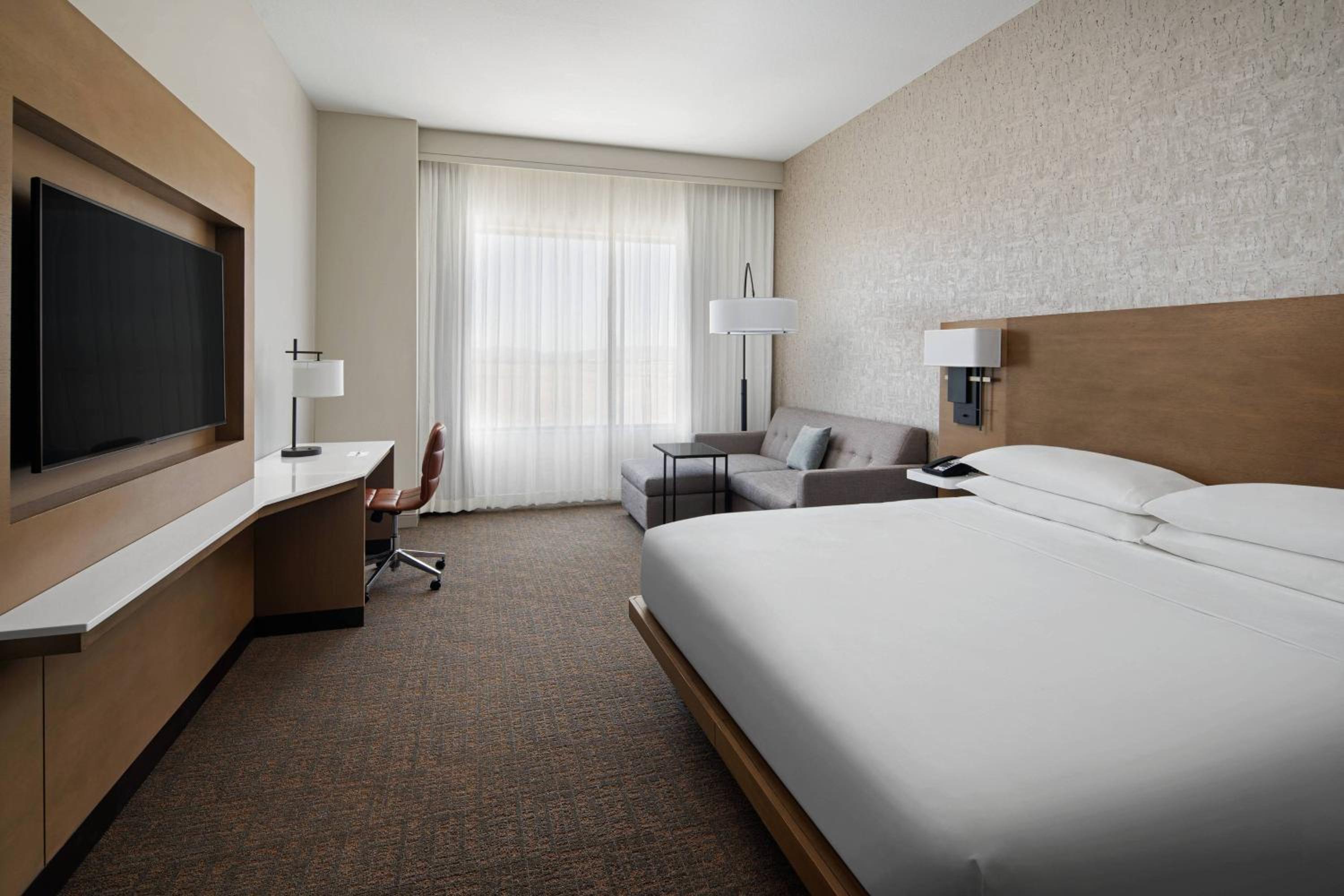 Guest room, 1 King, Alternate: sofa bed (Hearing Accessible) - Photo 2
