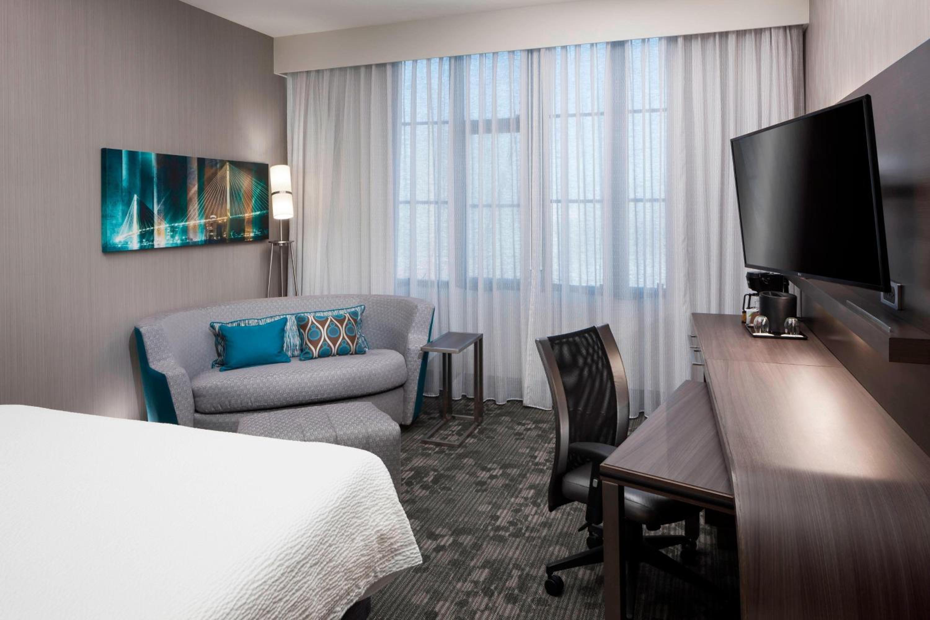 King Room with Balcony - Photo 2