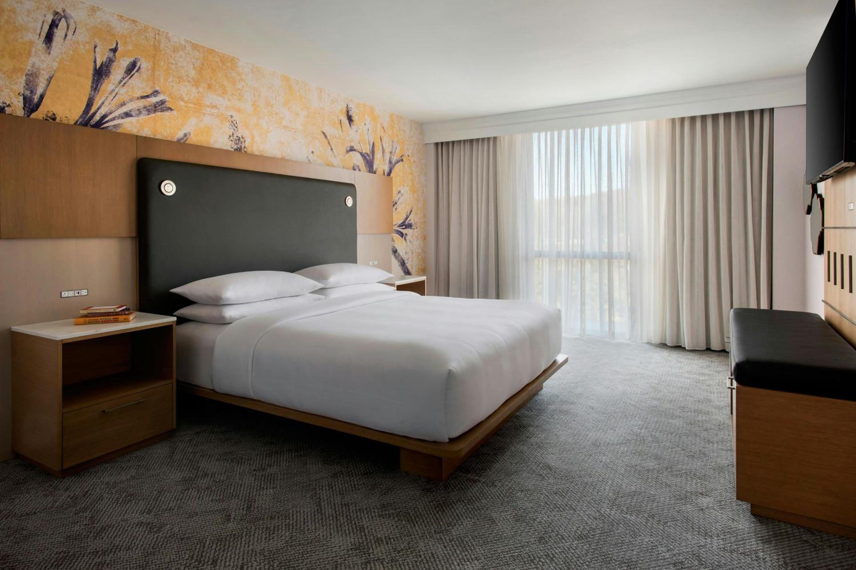 King Room with Adapted Tub - Mobility and Hearing Accessible - Photo 1