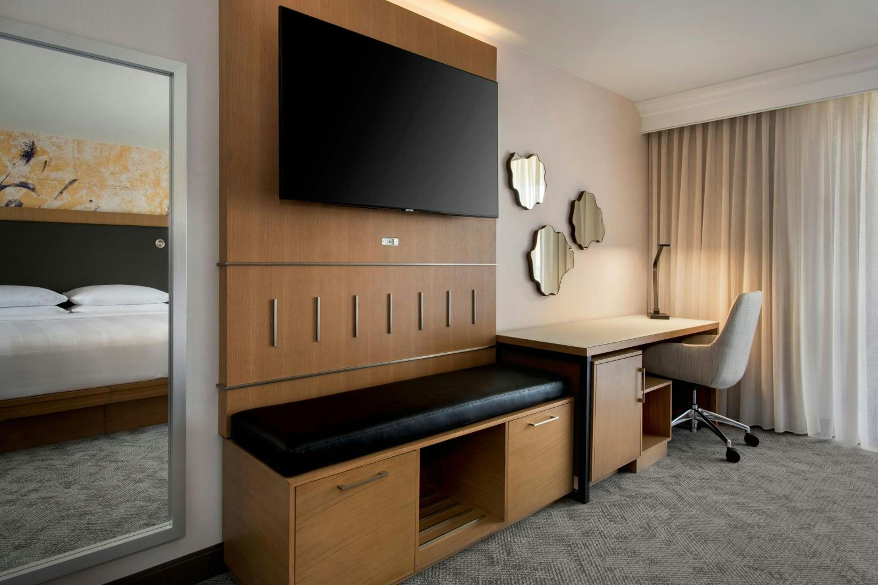 King Room with Adapted Tub - Mobility and Hearing Accessible - Photo 3