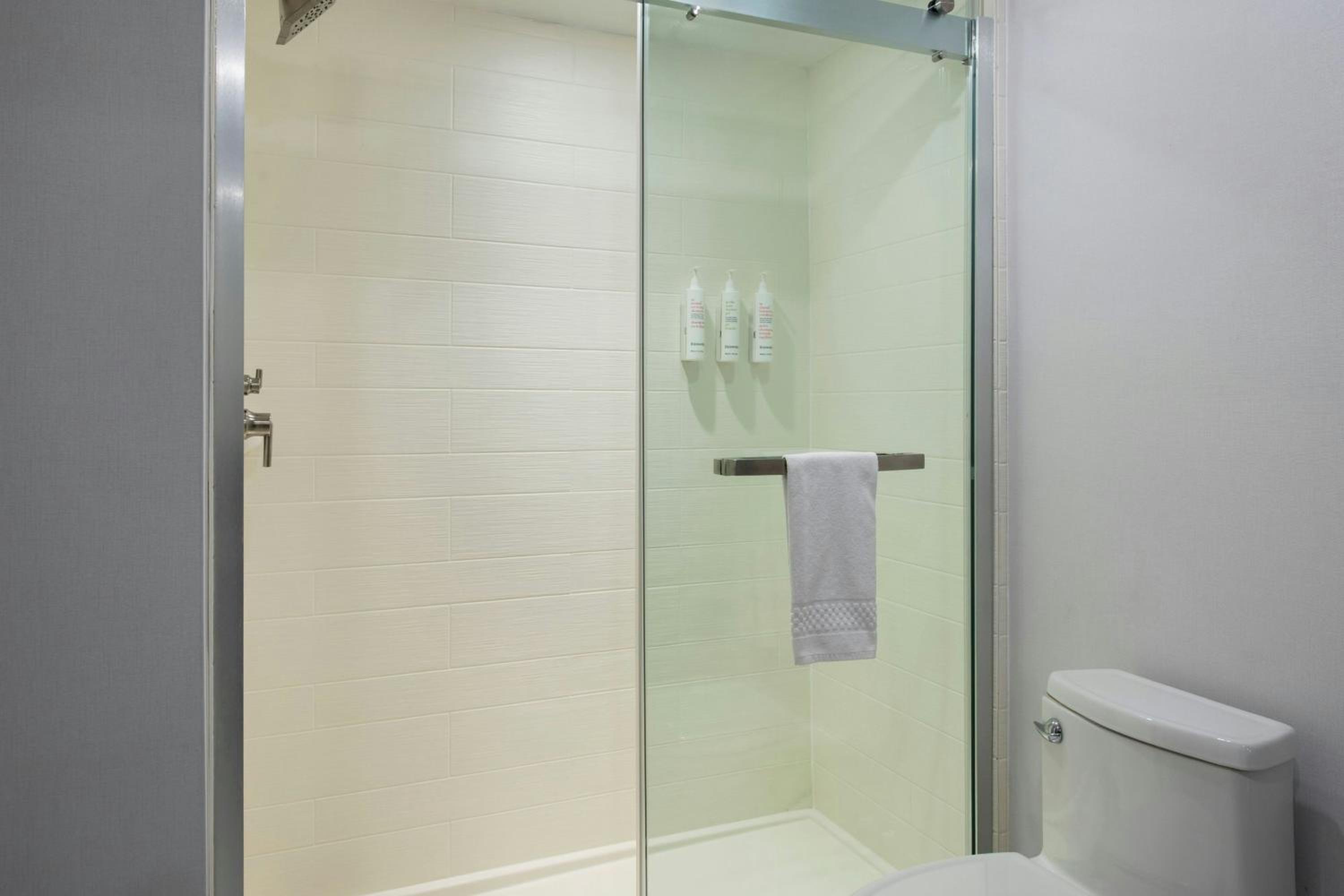 King Room with Adapted Tub - Mobility and Hearing Accessible - Photo 6