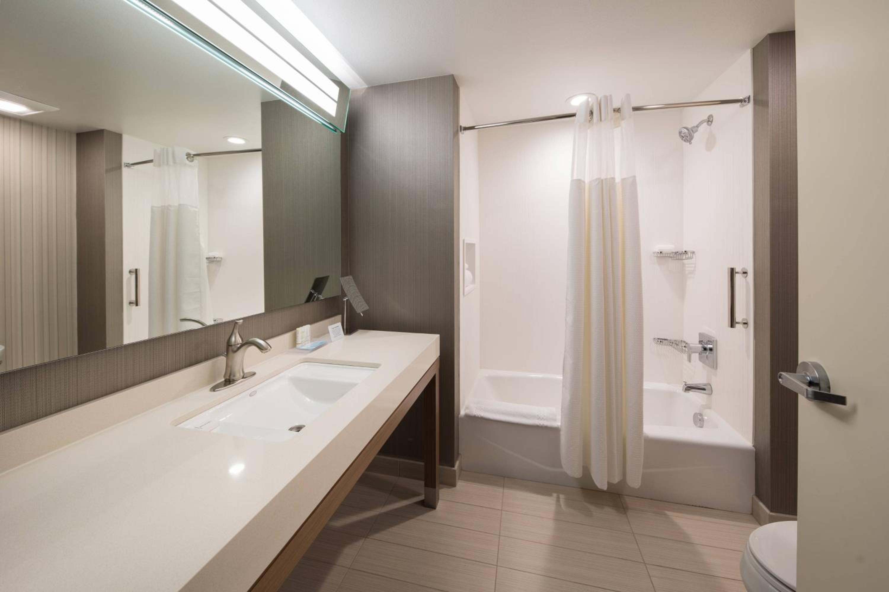 Queen Room with Two Queen Beds and Adapted Tub - Mobility and Hearing Accessible photo 2
