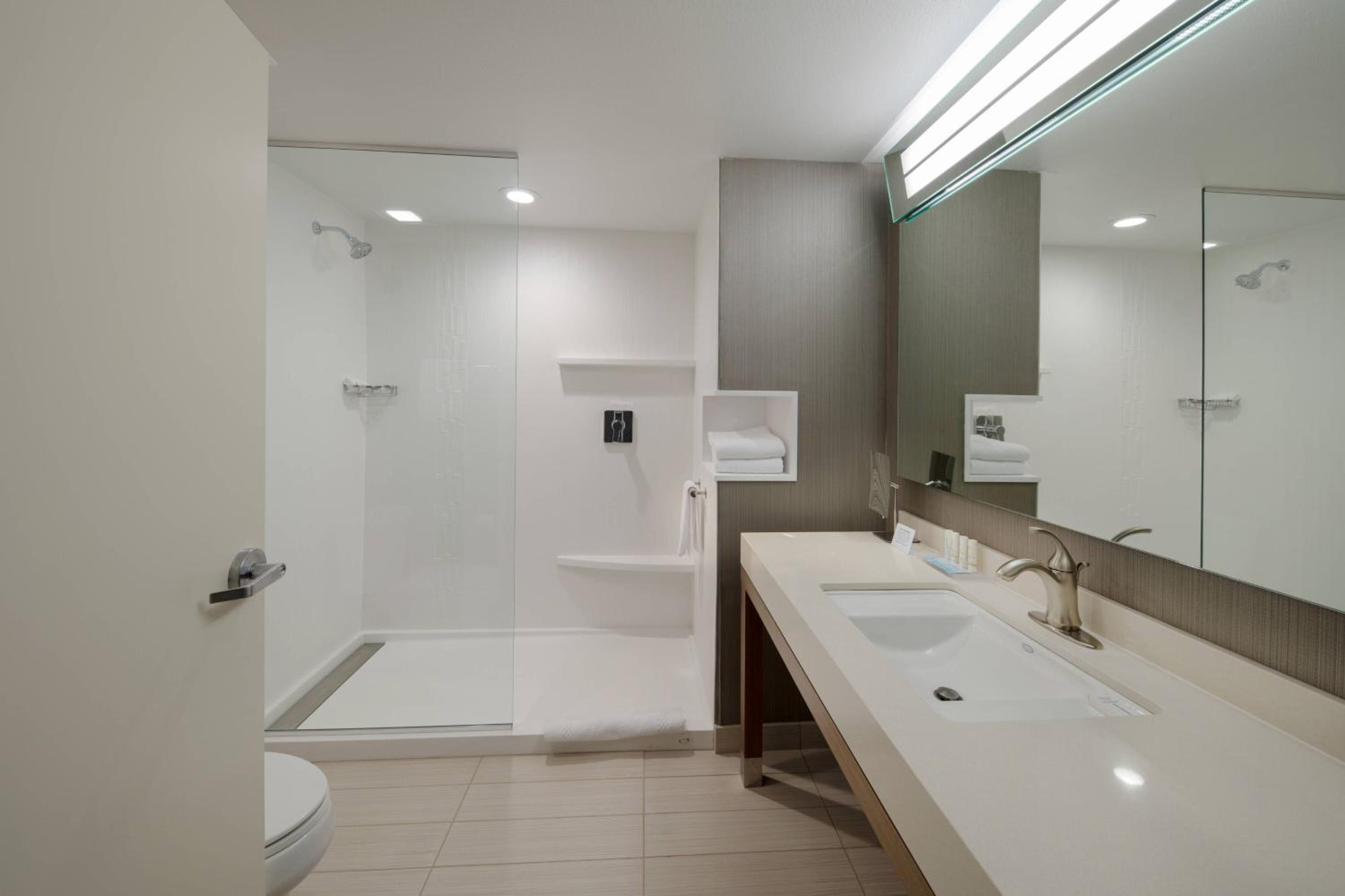 Queen Room with Two Queen Beds and Adapted Tub - Mobility and Hearing Accessible photo 3