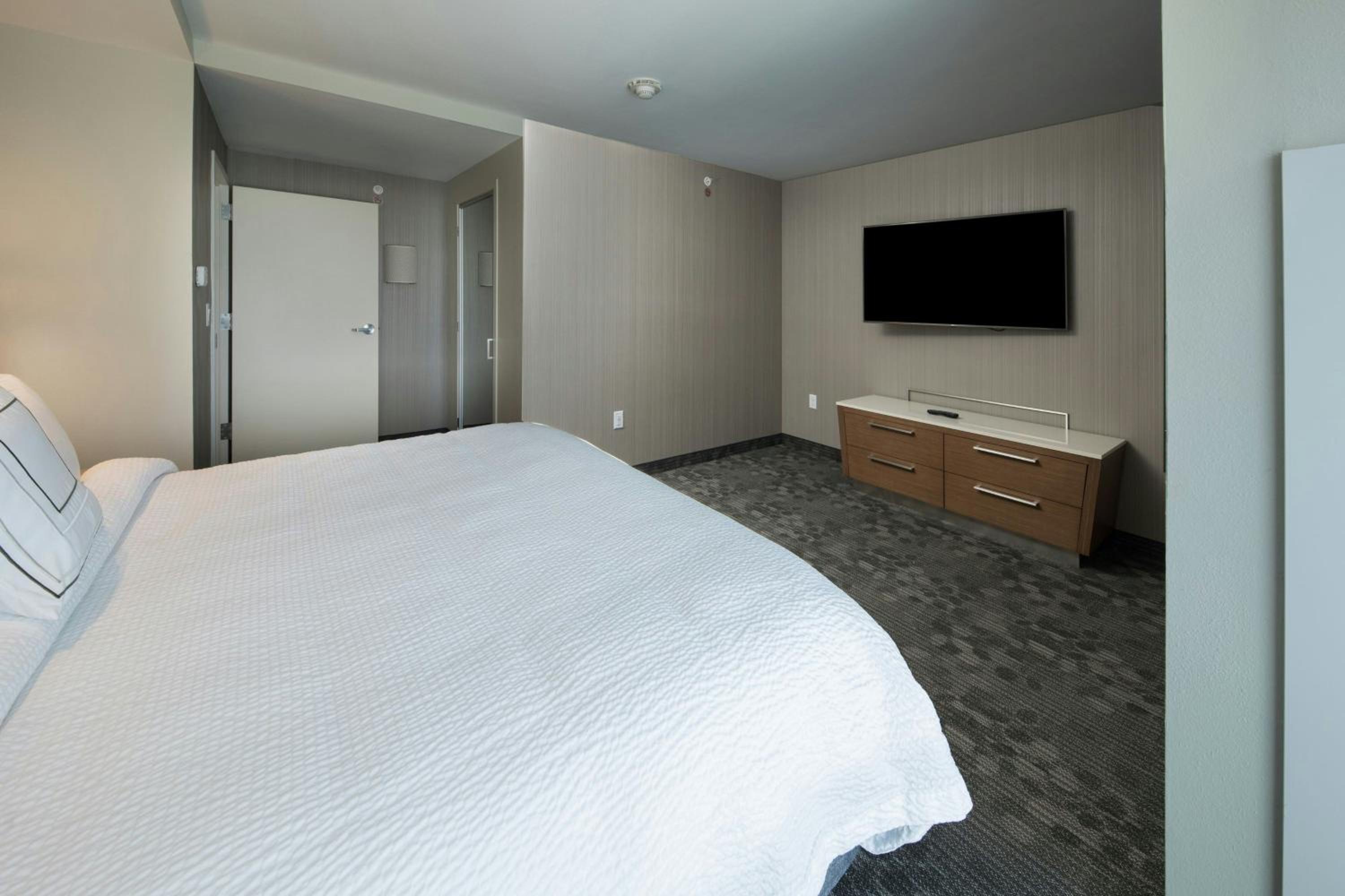 One-Bedroom King Suite with Partial NYC View and Roll-In Shower - Mobility Accessible photo 3