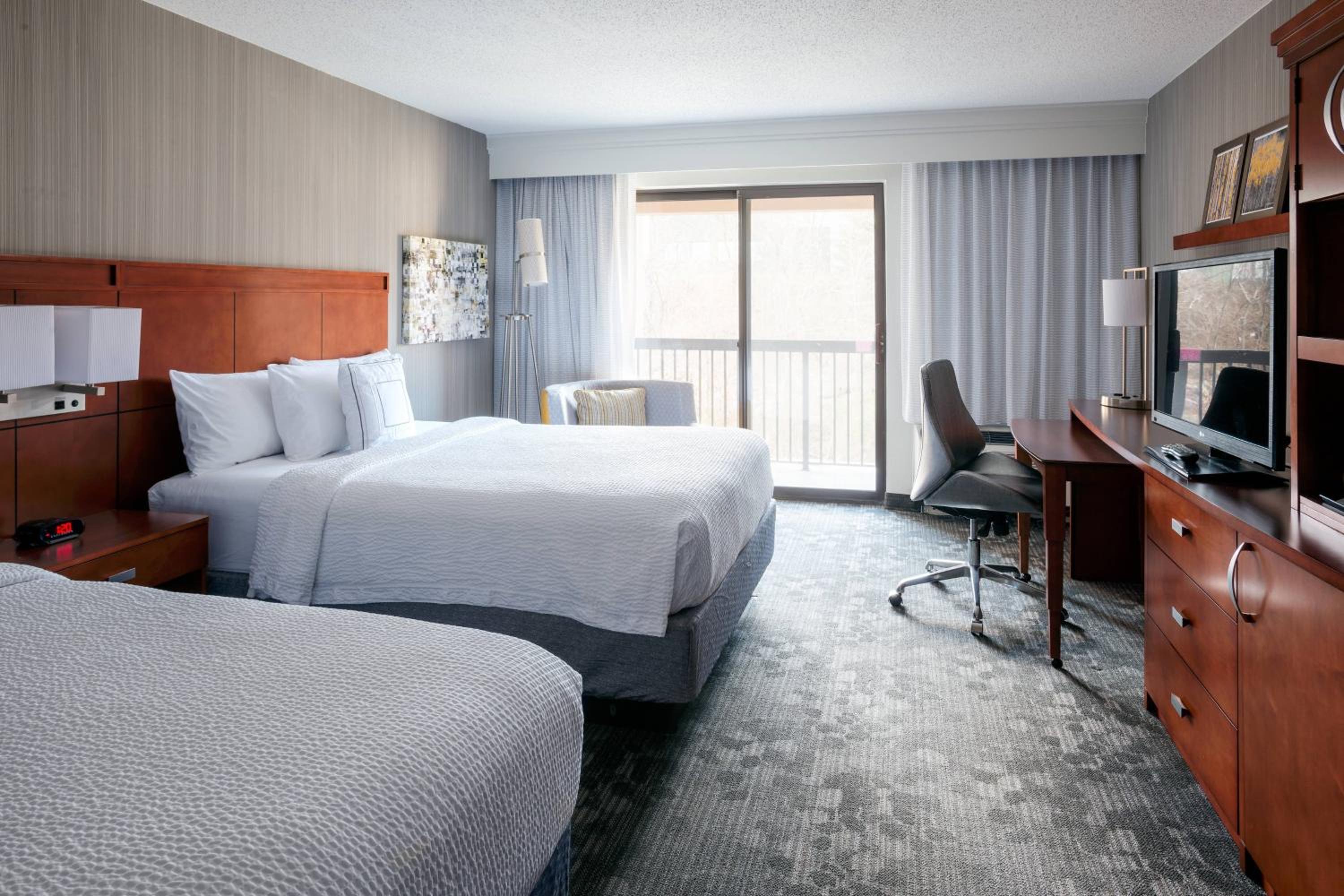 Deluxe Queen Room with Two Queen Beds photo 1