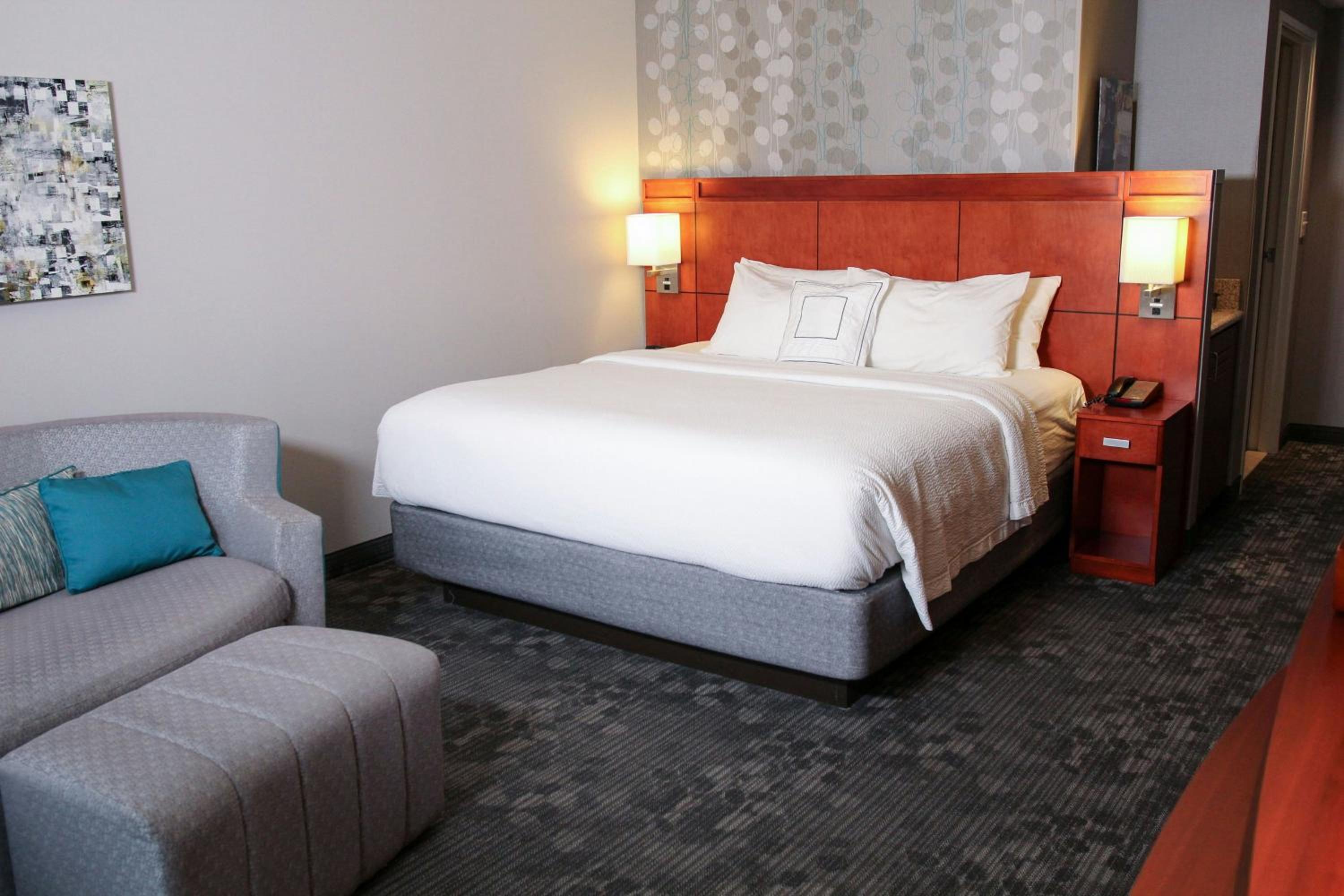 King Room with Sofa Bed and Adapted Tub - Mobility and Hearing Accessible - Photo 1