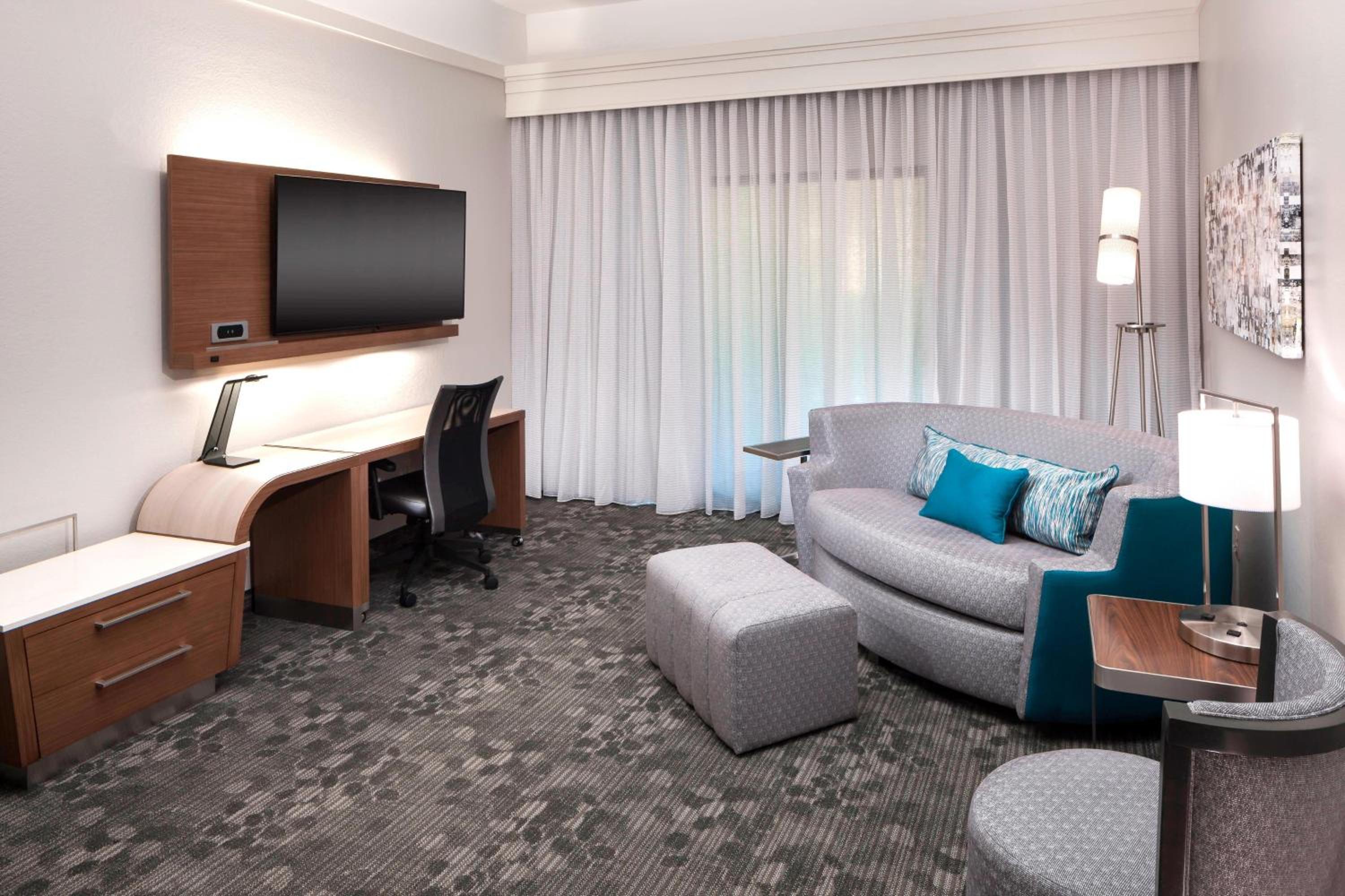 One-Bedroom King Suite with Balcony and Sofa Bed - Photo 4