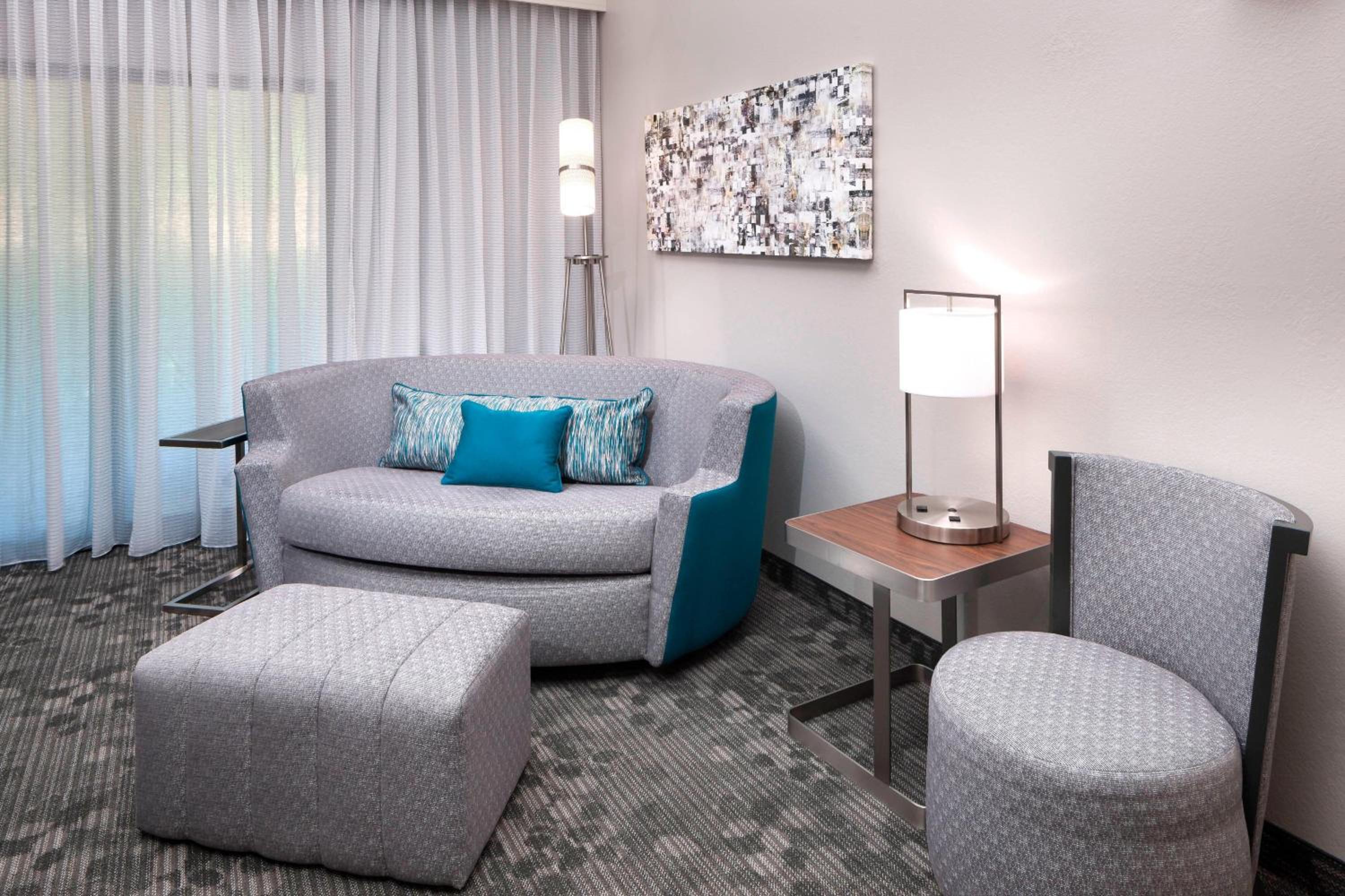 One-Bedroom King Suite with Balcony and Sofa Bed - Photo 5