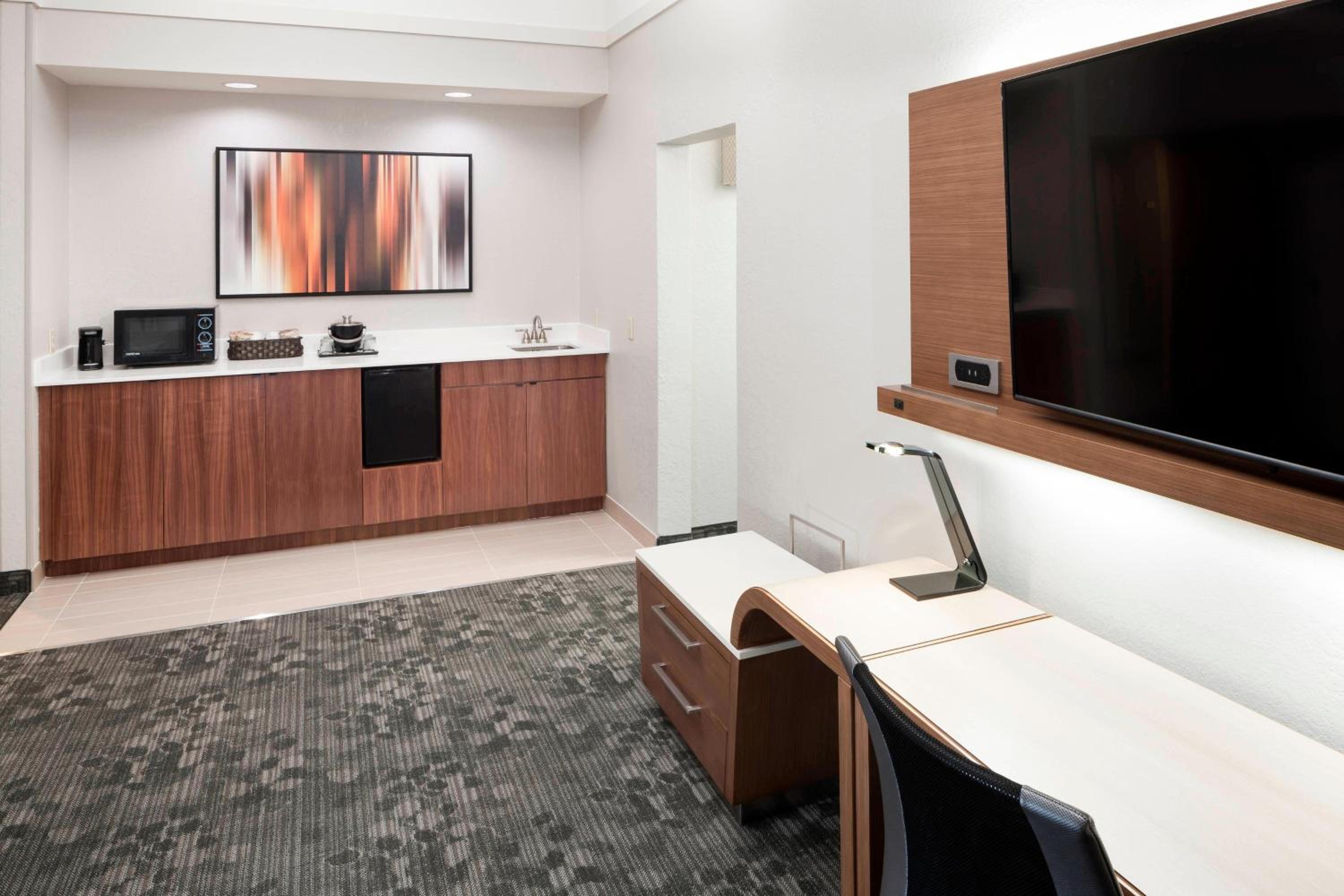 One-Bedroom King Suite with Balcony and Sofa Bed - Photo 2