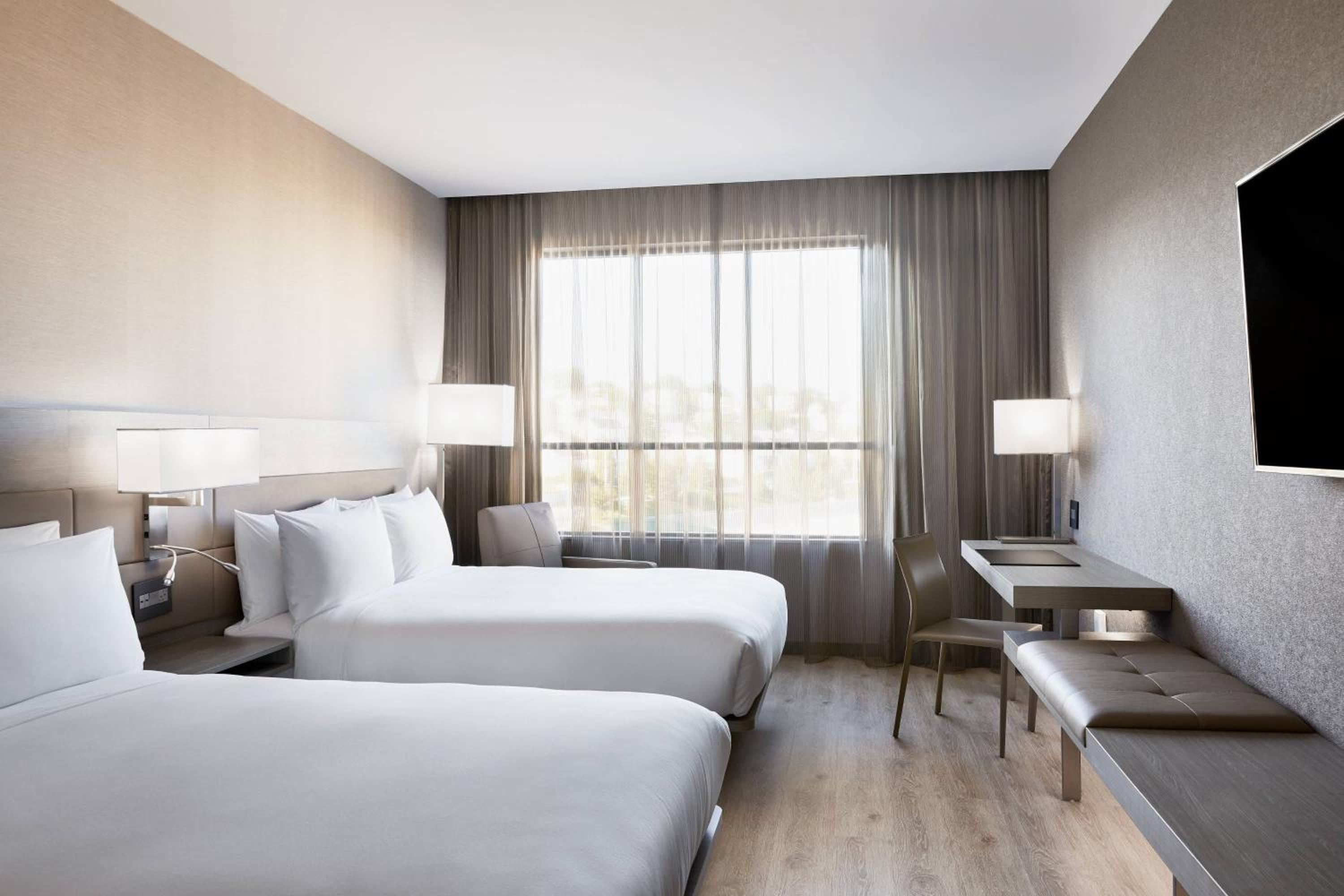 Queen Room with City View - Mobility/Hearing Accessible with Roll-In Shower photo 1