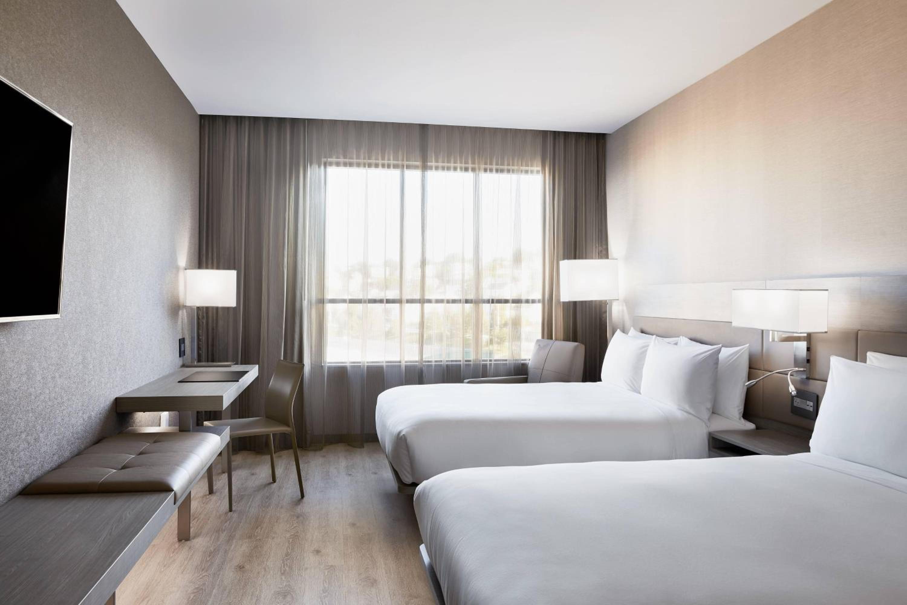 Queen Room with City View - Mobility/Hearing Accessible with Roll-In Shower photo 2
