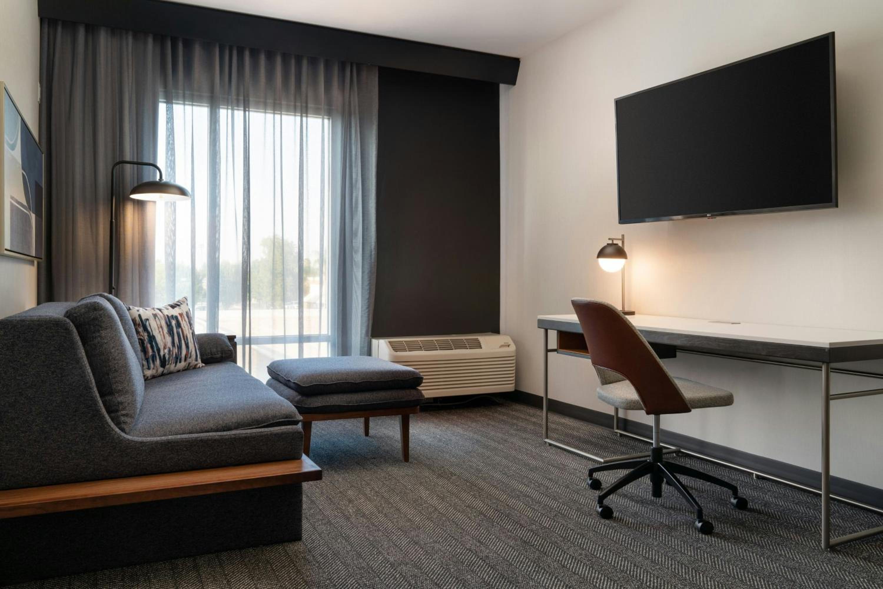One-Bedroom King Suite with Sofa Bed and Adapted Tub - Mobility Accessible - Photo 2