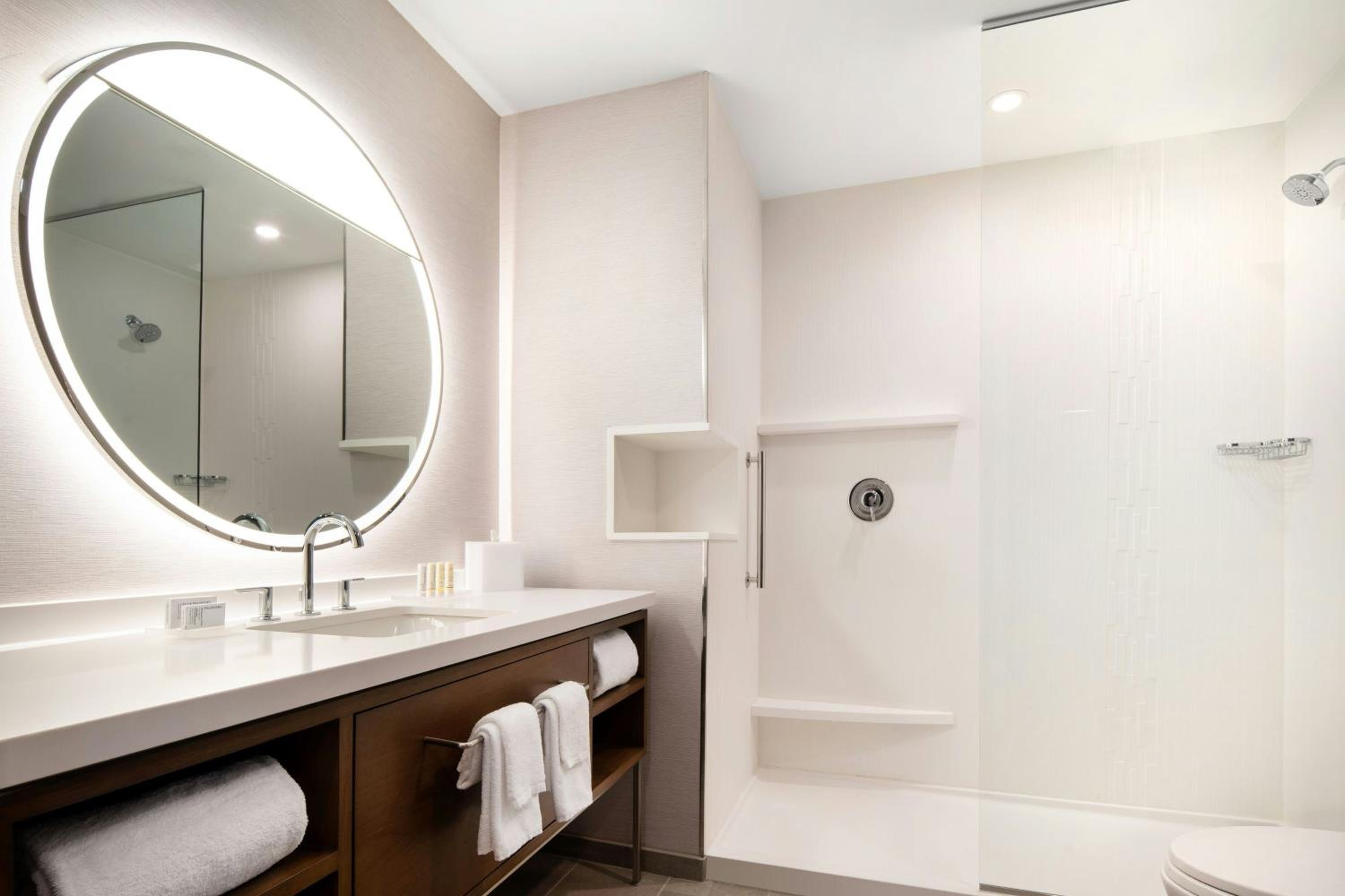 One-Bedroom King Suite with Sofa Bed and Adapted Tub - Mobility Accessible - Photo 3