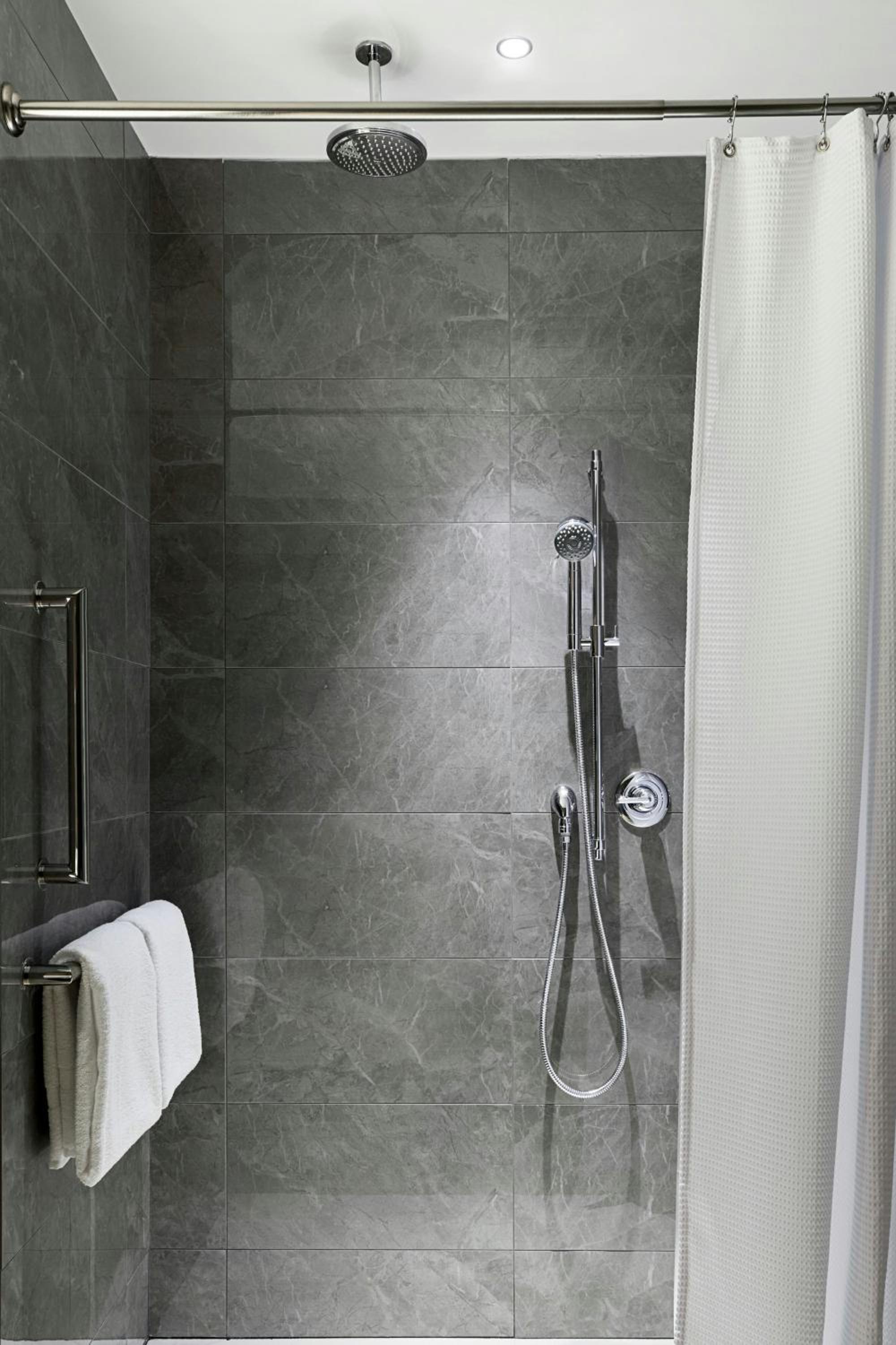 Double Room with Two Double Beds and Bathtub - Mobility Accessible