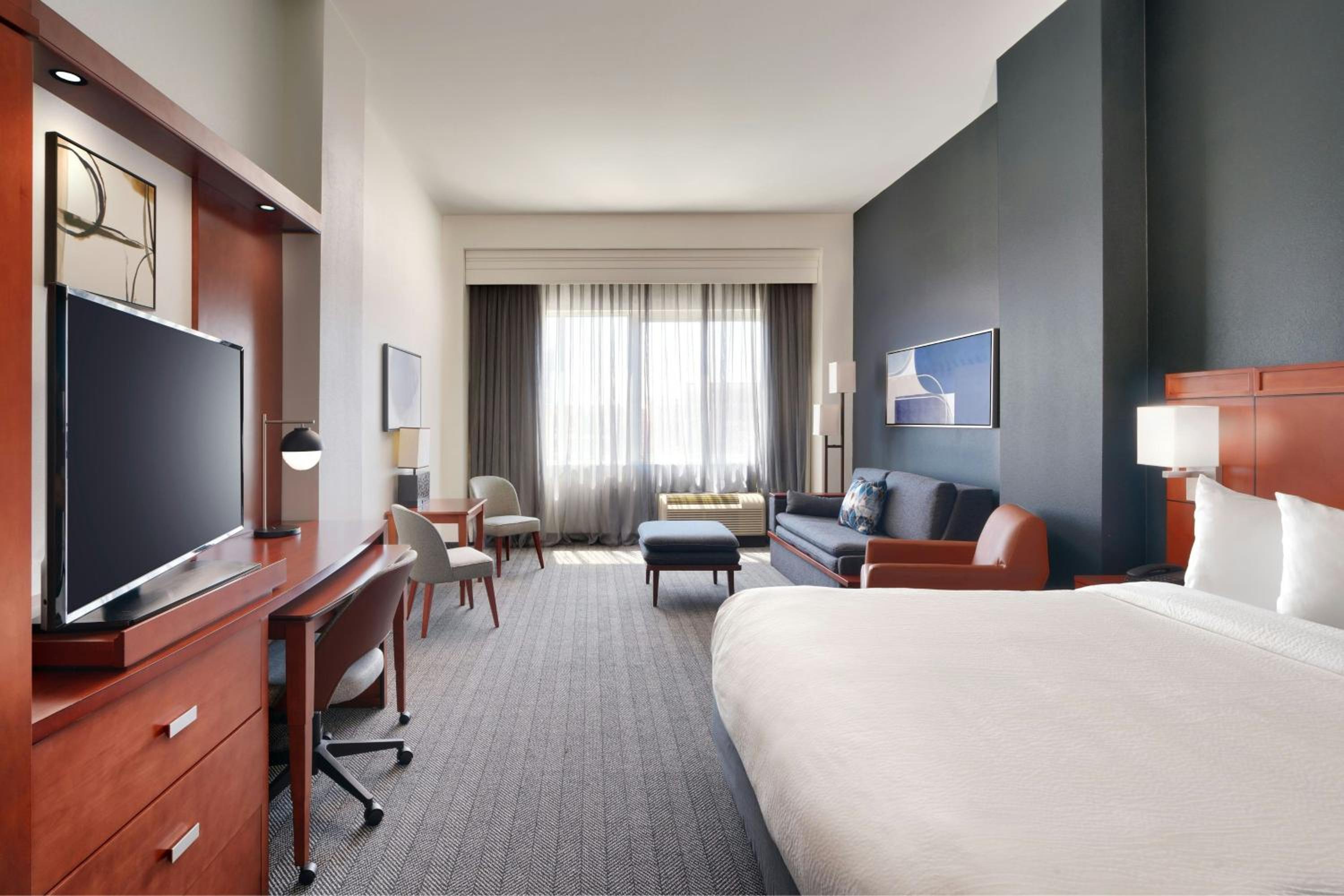 King Suite with Sofa Bed - Hearing Accessible photo 2